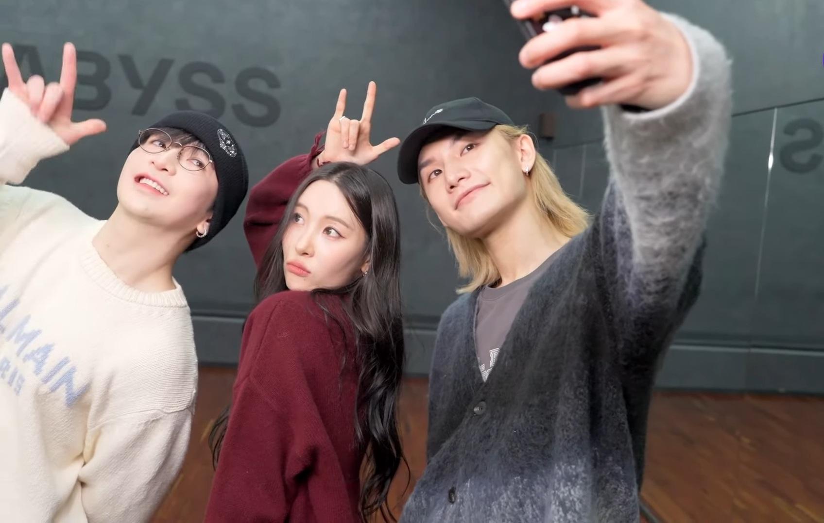 Anson Lo和Jeremy獲偶像宣美SUNMI突擊探班,3人興奮自拍。