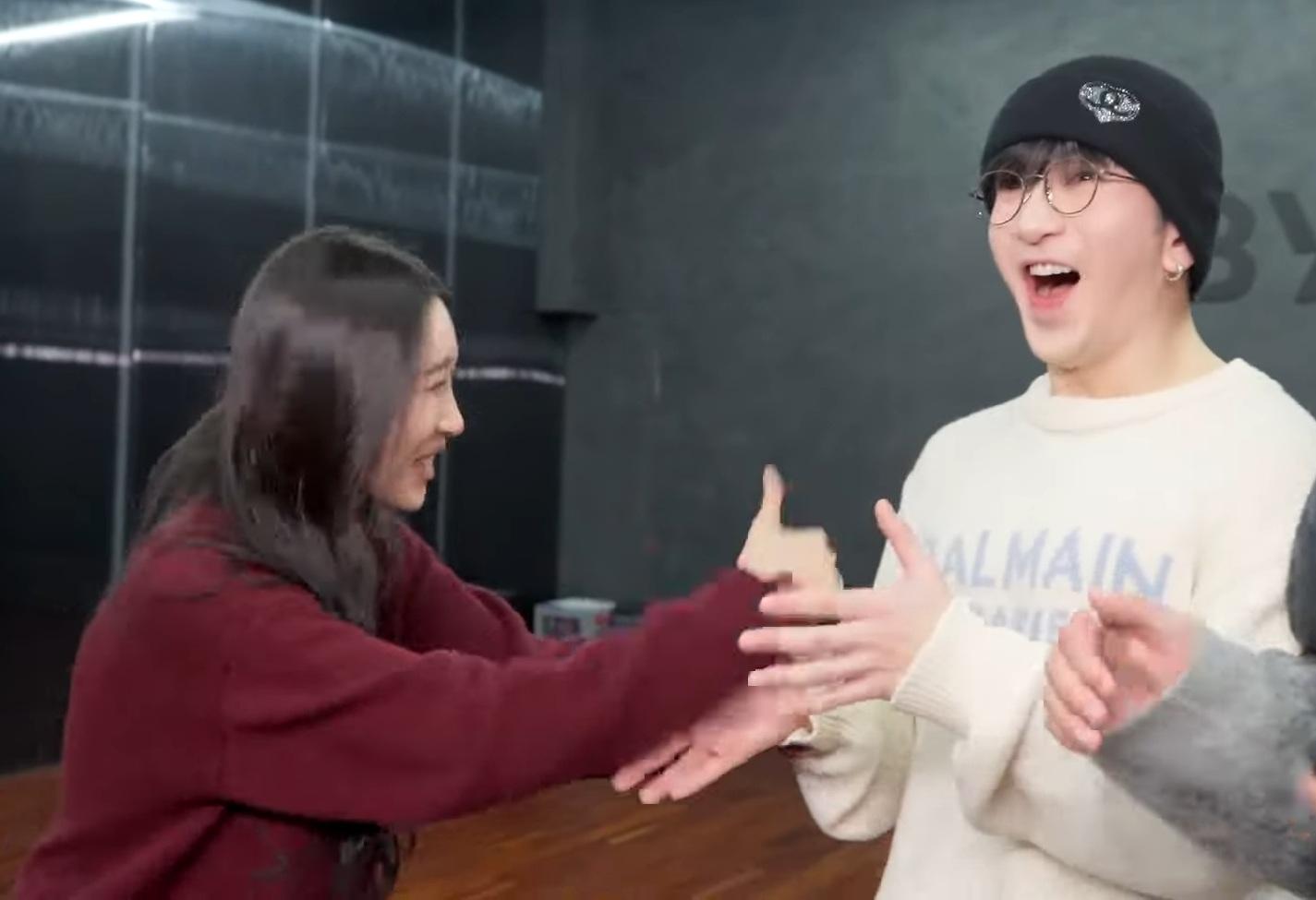 Anson Lo和Jeremy早前快閃韓國排舞,獲偶像宣美SUNMI突擊探班。