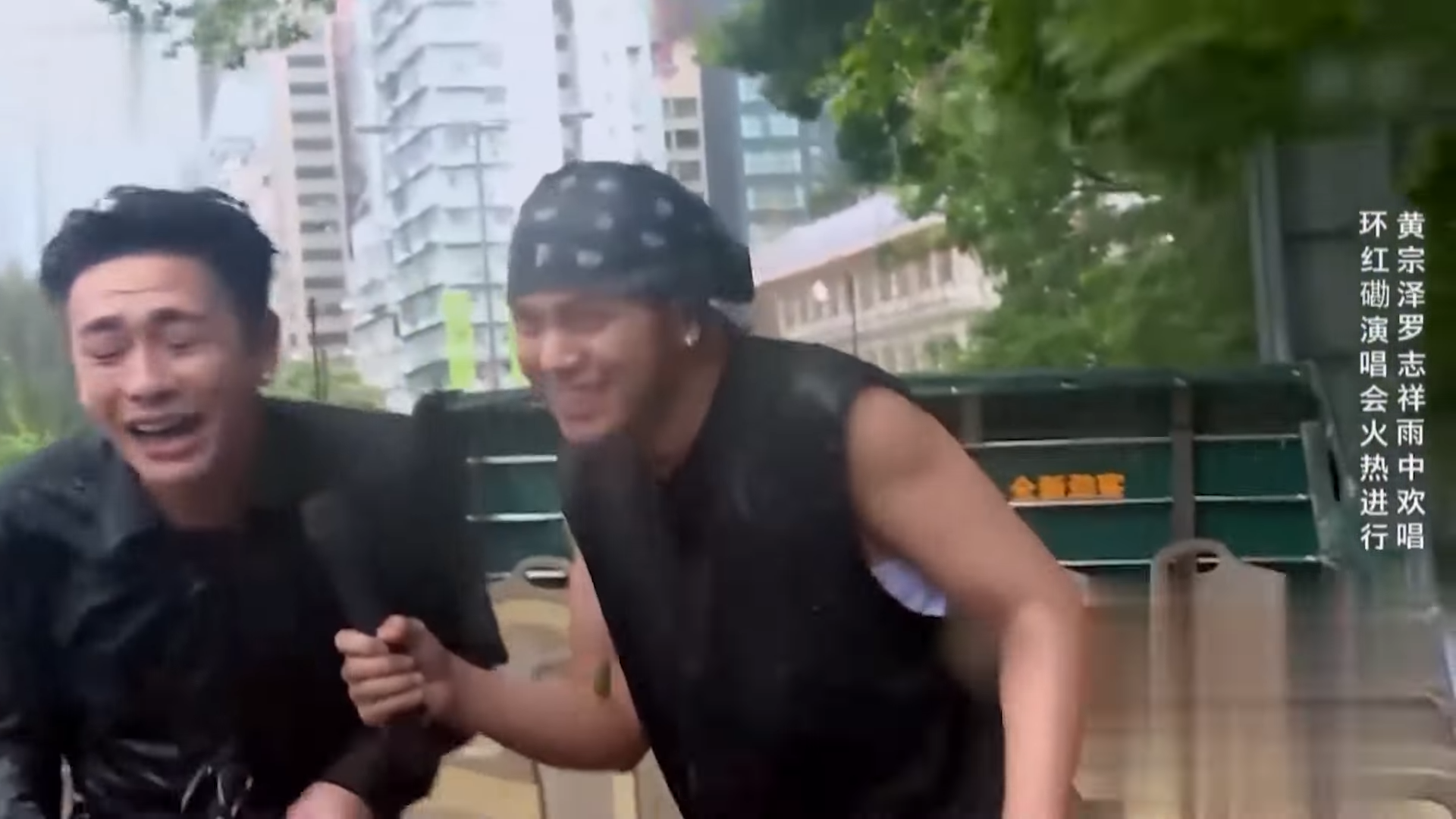 黃宗澤於《極限桃戰》中與羅志祥開「巡迴」演唱會,但撞正落大雨,拍出來的效果狼狽得來又好笑。