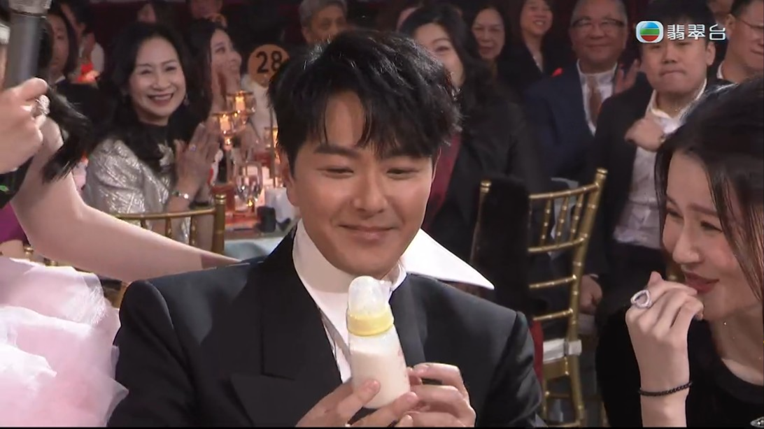 當德德走到蕭正楠、黃翠如身邊時,更拿出裝了奶的奶樽出來,畫面可以算是幾吸引。