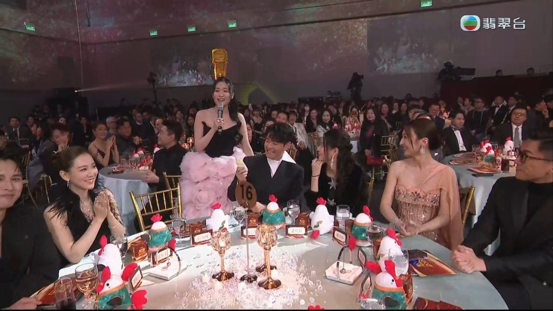 當德德走到蕭正楠、黃翠如身邊時,更拿出裝了奶的奶樽出來,畫面可以算是幾吸引。