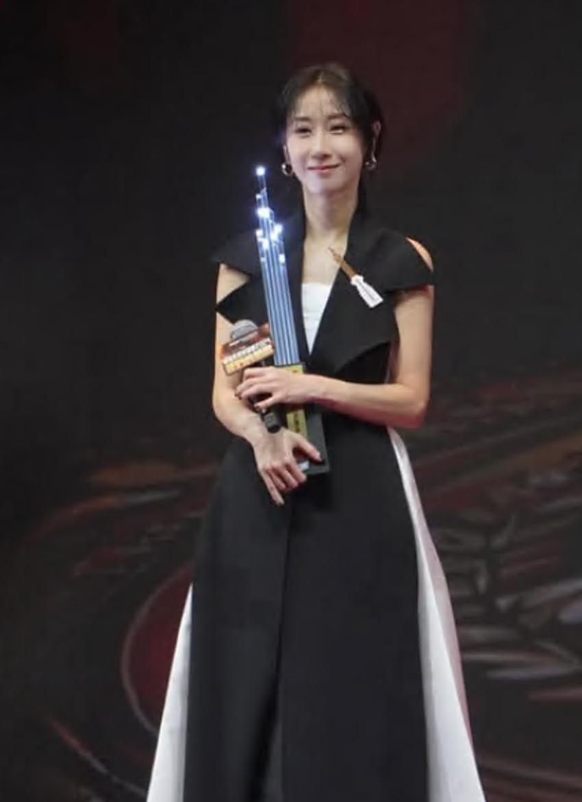 泳兒在樂壇獲不少獎項,她的唱功更是無容置疑。