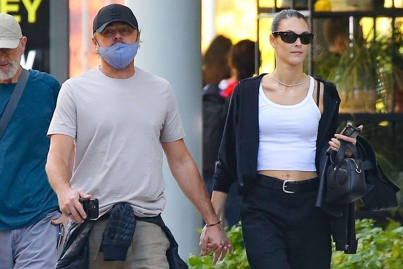 里安納度逃出洛杉磯避山火時,與女友Vittoria Ceretti一起乘私人飛機。