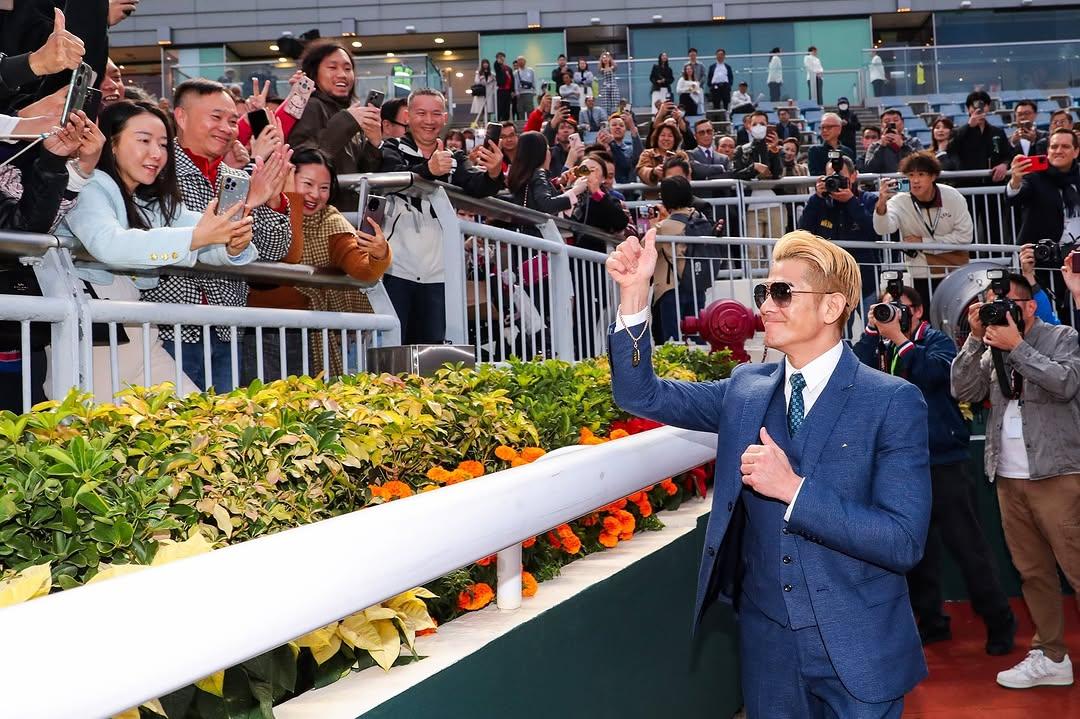 郭富城更走到觀眾席跟大家打招呼。