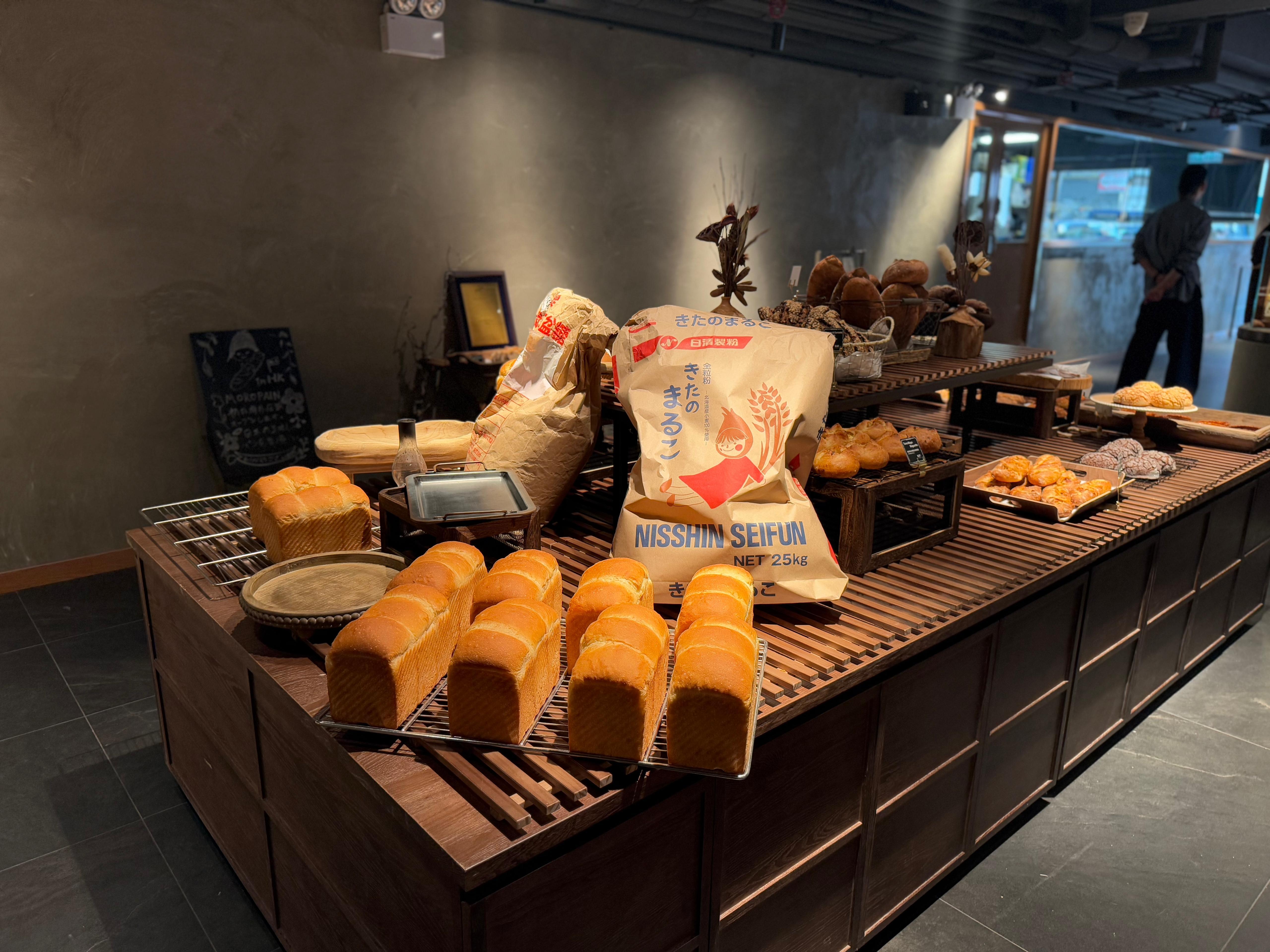 店內以中島形式設計,於置於中央的麵包枱展示約 40 款麵包,吐司、歐式麵包、日式軟麵包、酥皮類別應有盡有