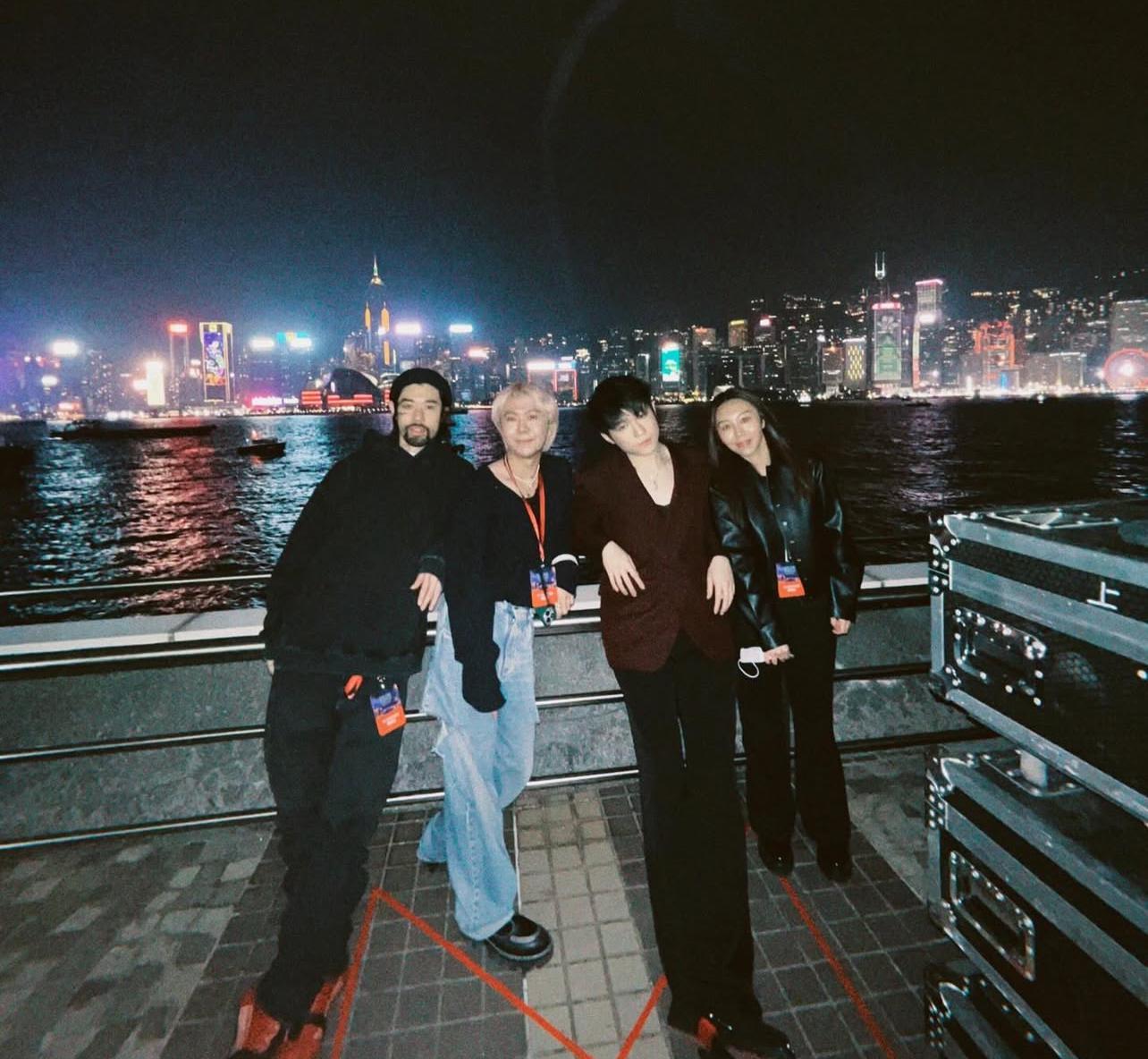 Ian與Crash Adams合照。