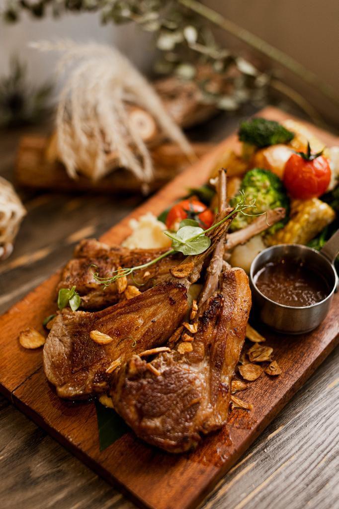 蒜香斑蘭烤羊架$248