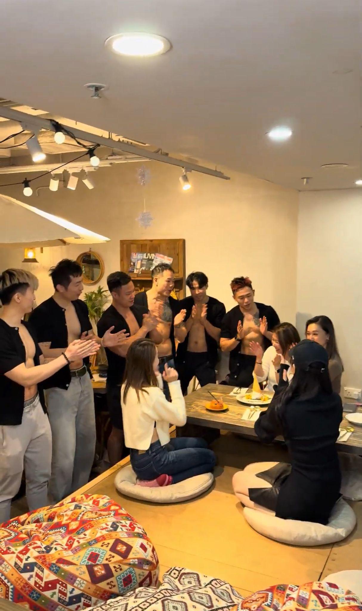 猛男侍應會同客人慶祝生日。