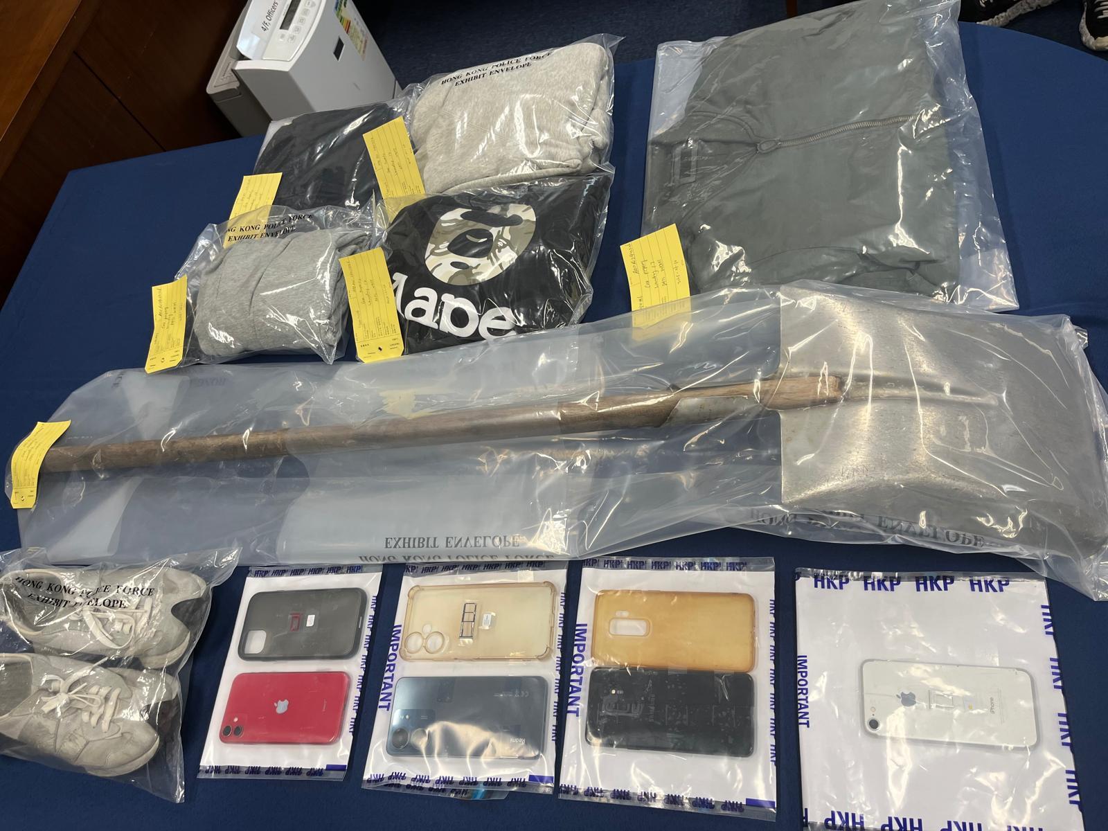 警方檢獲一批證物,包括犯案時的衣着。