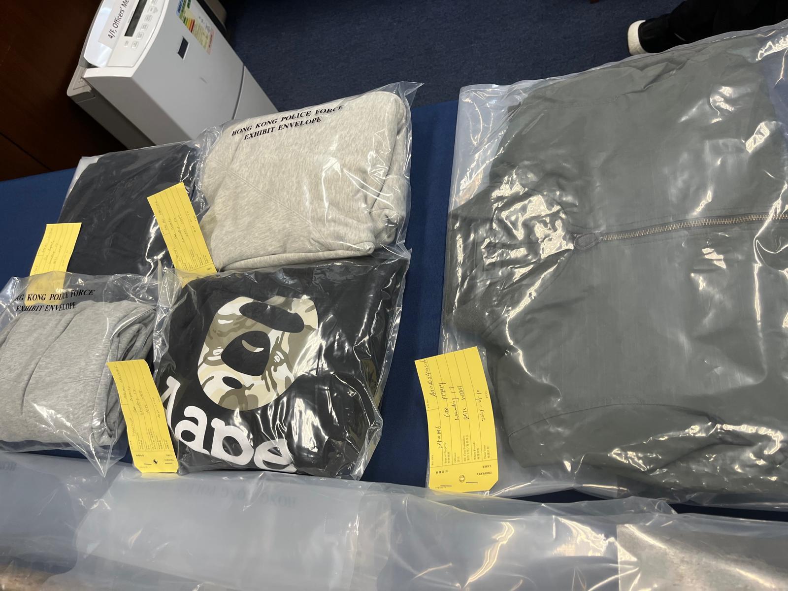 警方檢獲一批證物,包括犯案時的衣着。