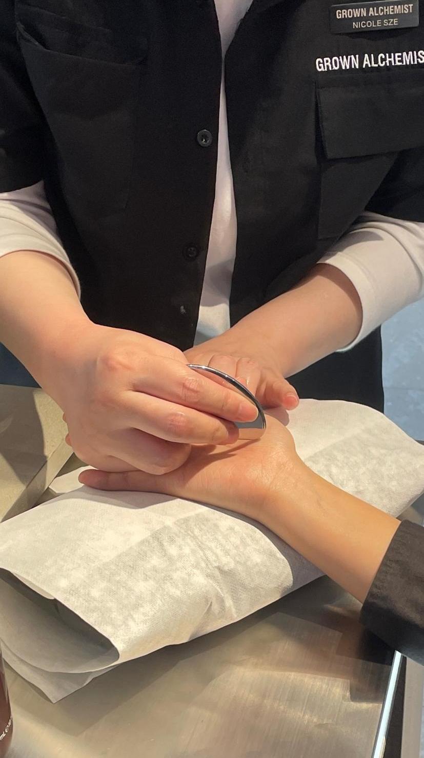 GROWN ALCHEMIST宣布推出亞洲首創的手部刮痧療程,針對數碼時代常見的手部疲勞問題。