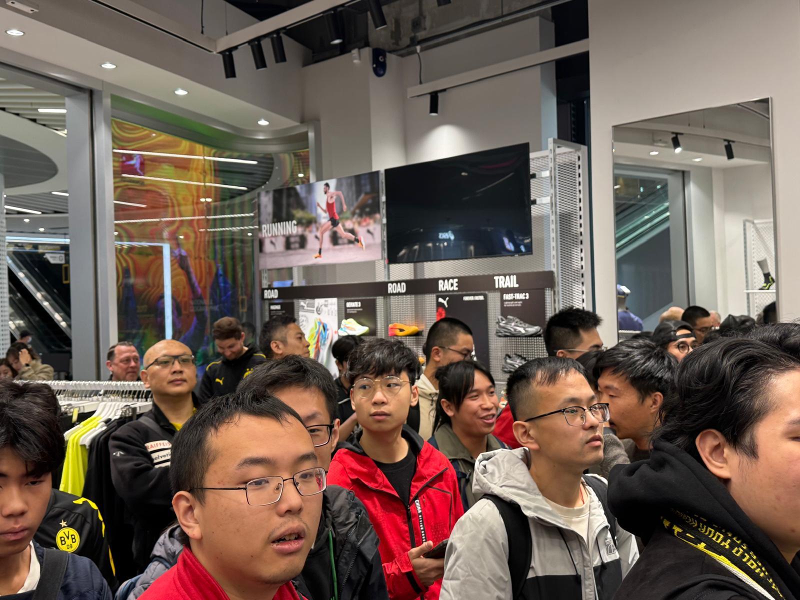 見面會後,維丹費拿與現場球迷進行互動,並為他們簽名和合照留念。