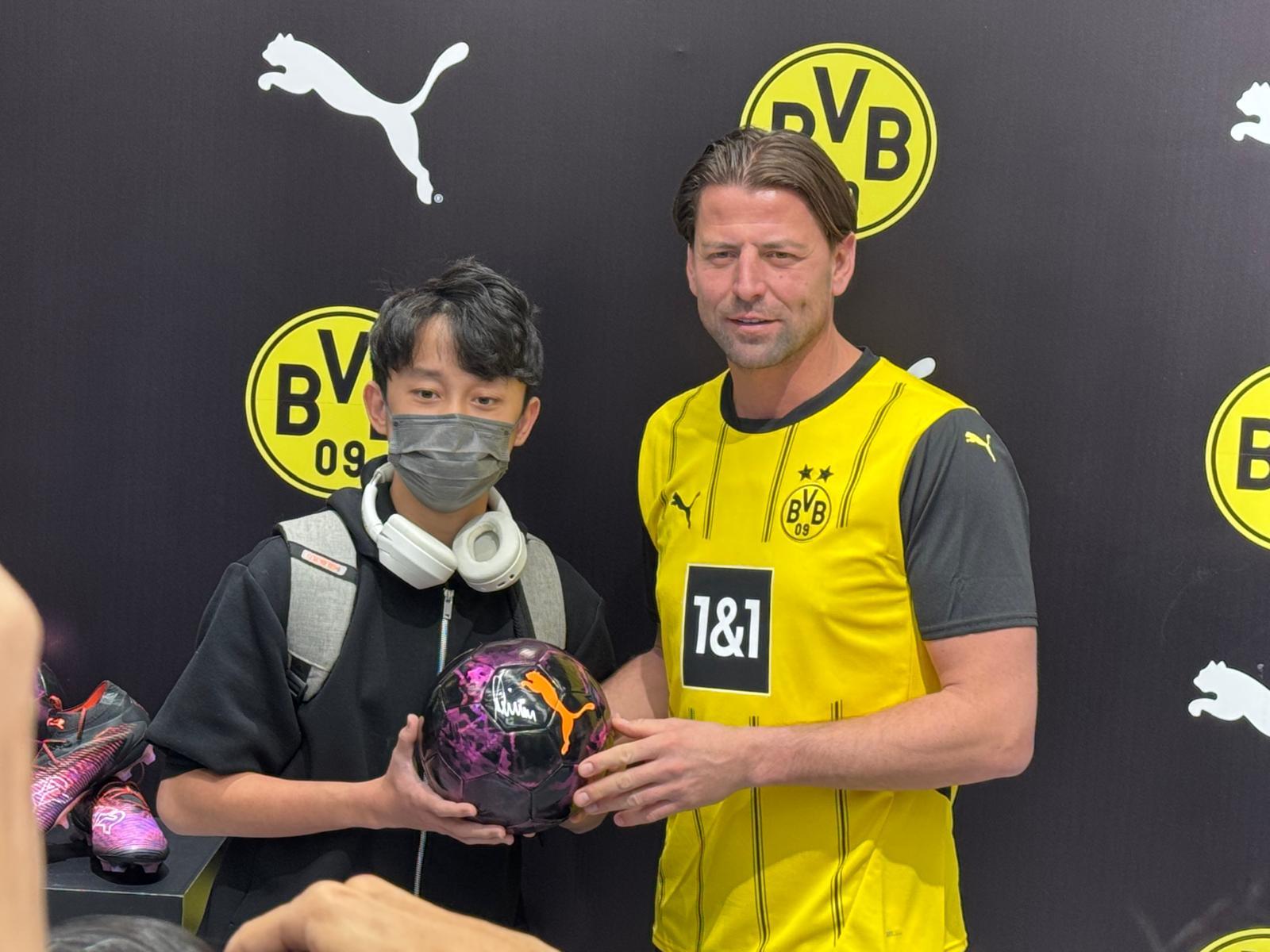 見面會後,維丹費拿與現場球迷進行互動,並為他們簽名和合照留念。