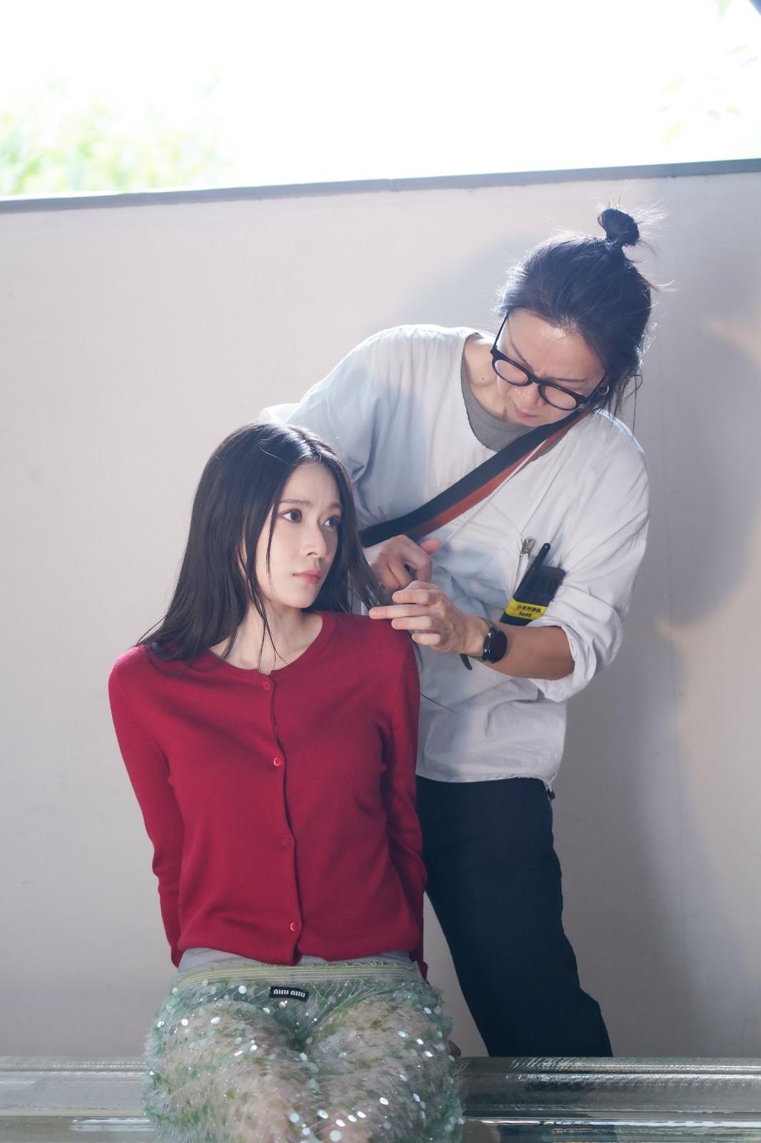 雲浩影為第三張個人專輯影靚相,罕有地穿紅色衫配半透明貼身裙。