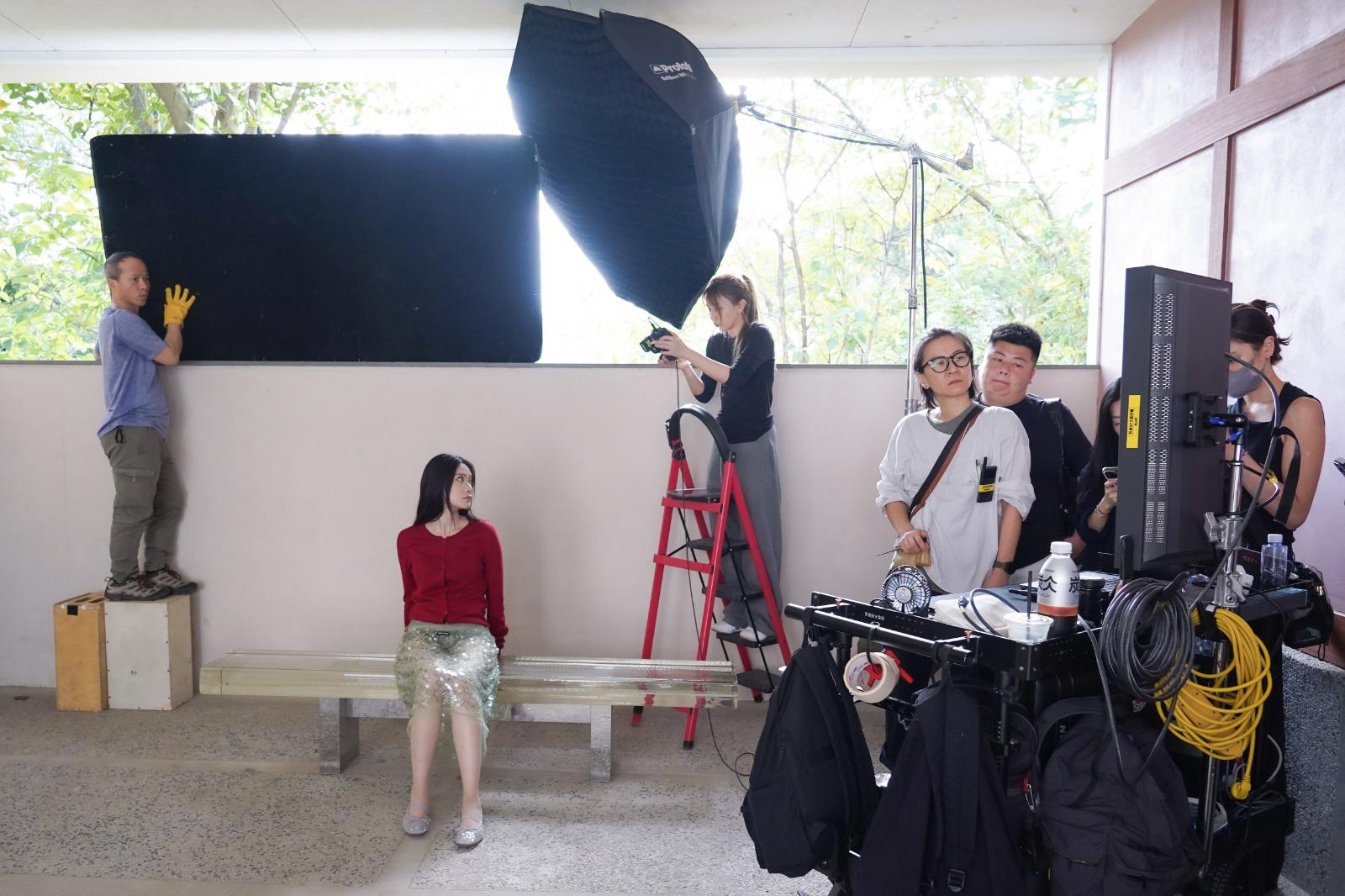 雲浩影為第三張個人專輯影靚相,罕有地穿紅色衫配半透明貼身裙。