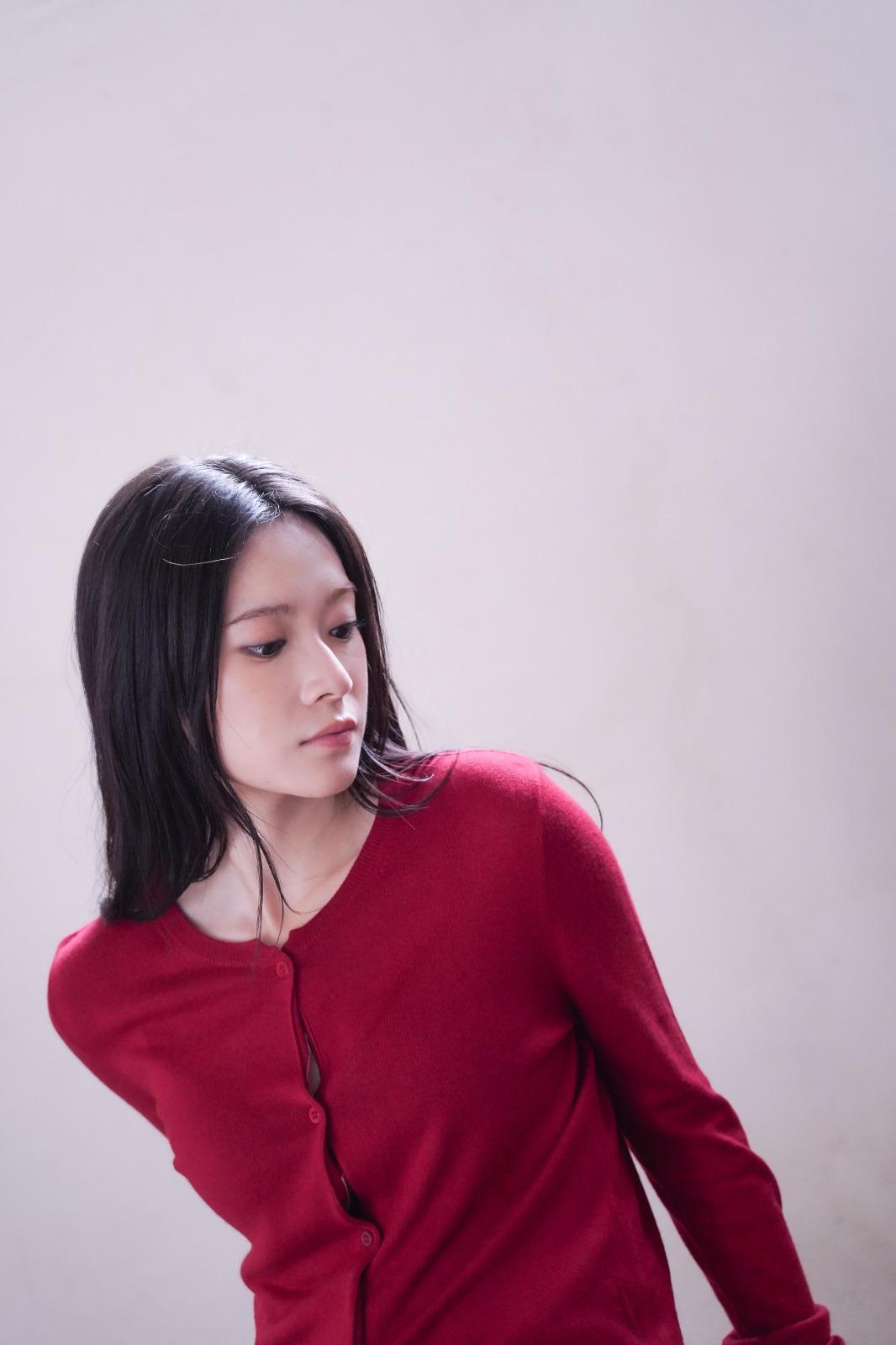 雲浩影為第三張個人專輯影靚相,罕有地穿紅色衫配半透明貼身裙。