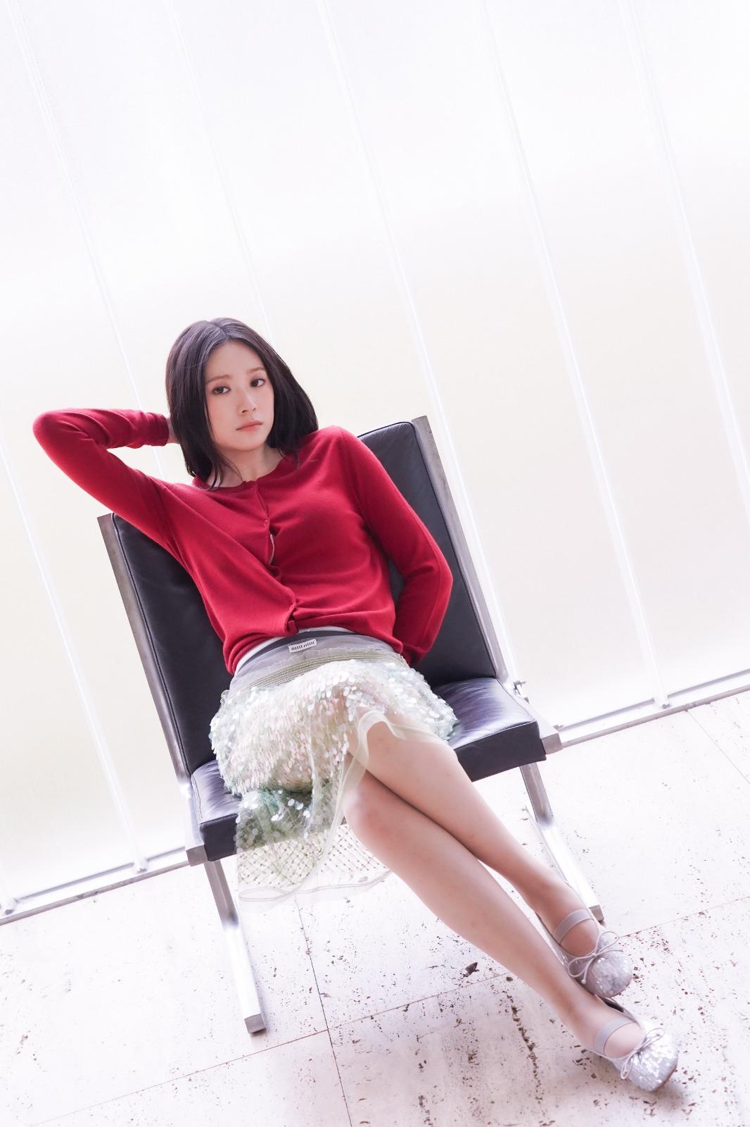 雲浩影為第三張個人專輯影靚相,罕有地穿紅色衫配半透明貼身裙。