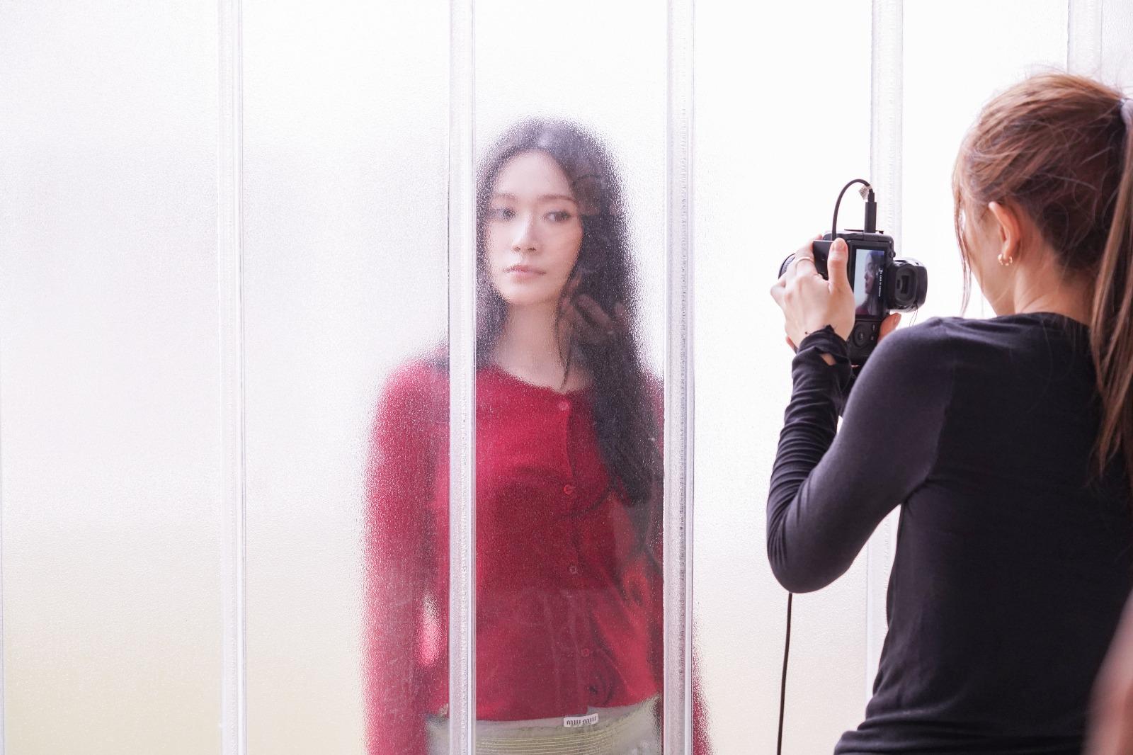 雲浩影為第三張個人專輯影靚相,罕有地穿紅色衫配半透明貼身裙。