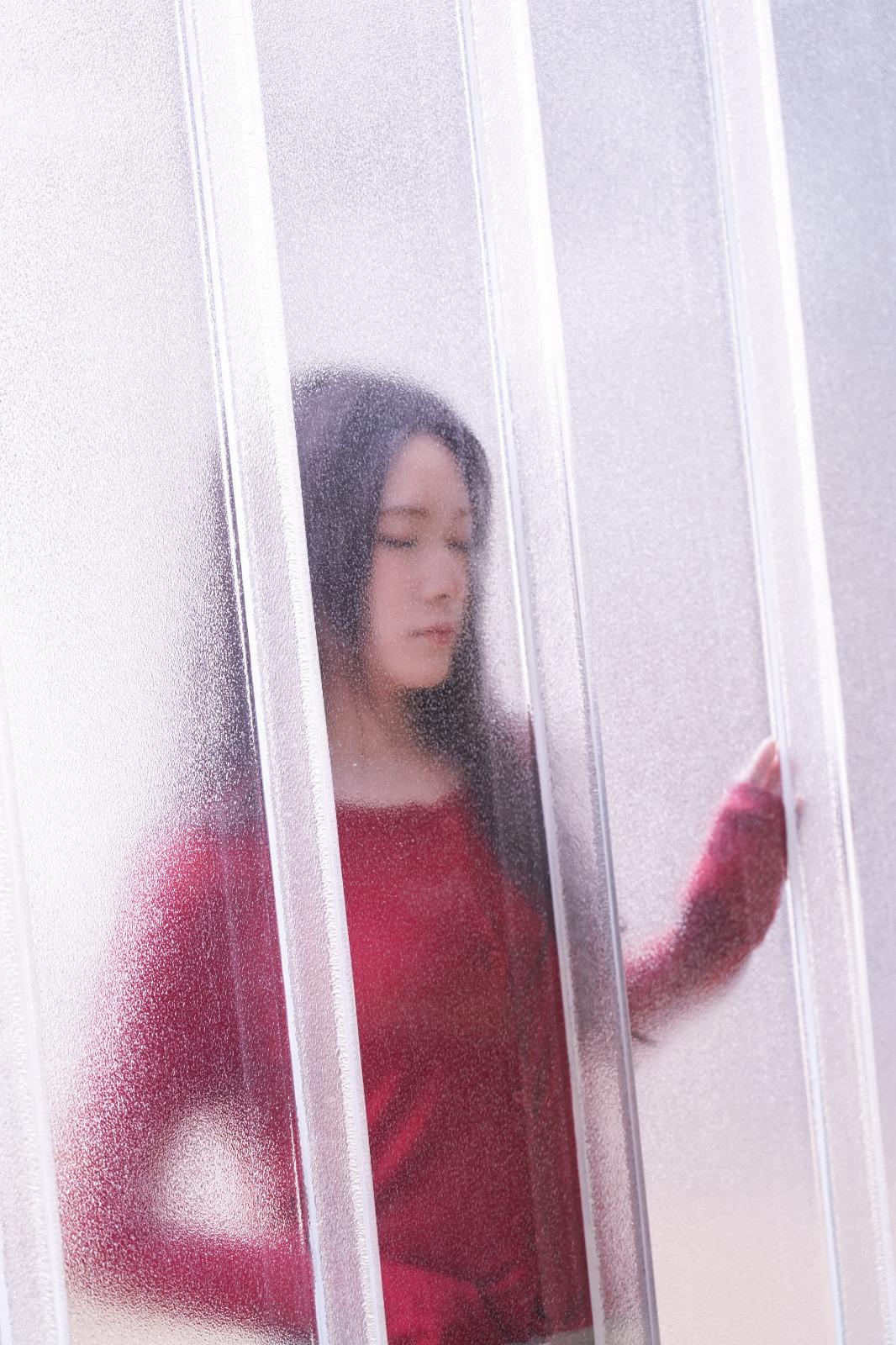 雲浩影為第三張個人專輯影靚相,罕有地穿紅色衫配半透明貼身裙。