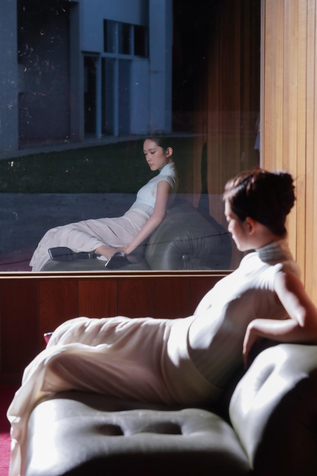 雲浩影為第3張個人專輯影靚相,扭曲身體攞甫士,散發性感魅力。