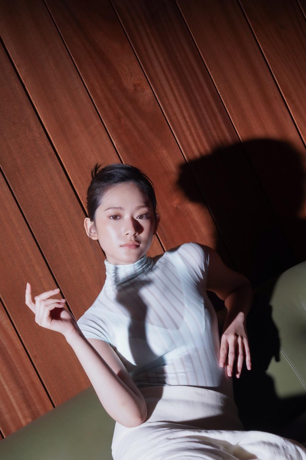 雲浩影為第3張個人專輯影靚相,扭曲身體攞甫士,散發性感魅力。