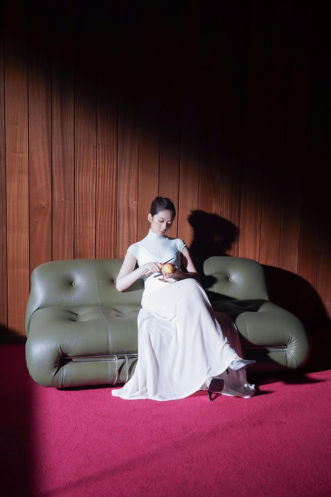 雲浩影為第三張個人專輯影靚相,罕有地性感示人,穿白色貼身長裙,若隱若現。