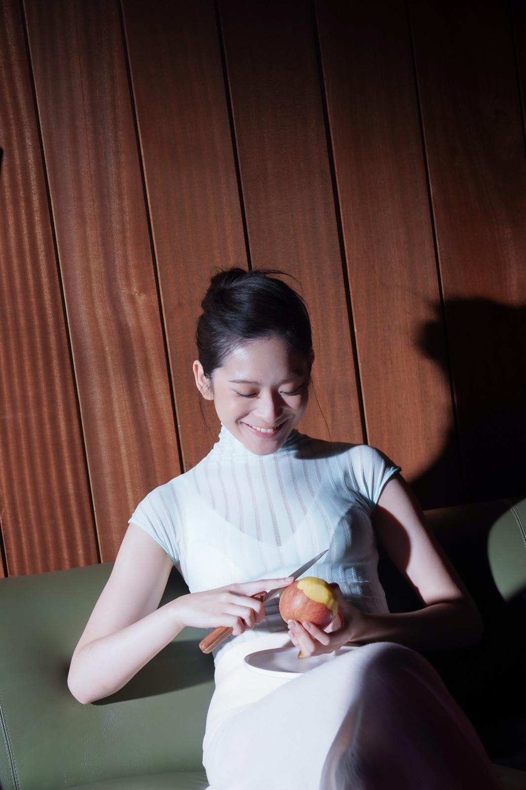 雲浩影為第三張個人專輯影靚相,罕有地性感示人,穿白色貼身長裙,若隱若現。