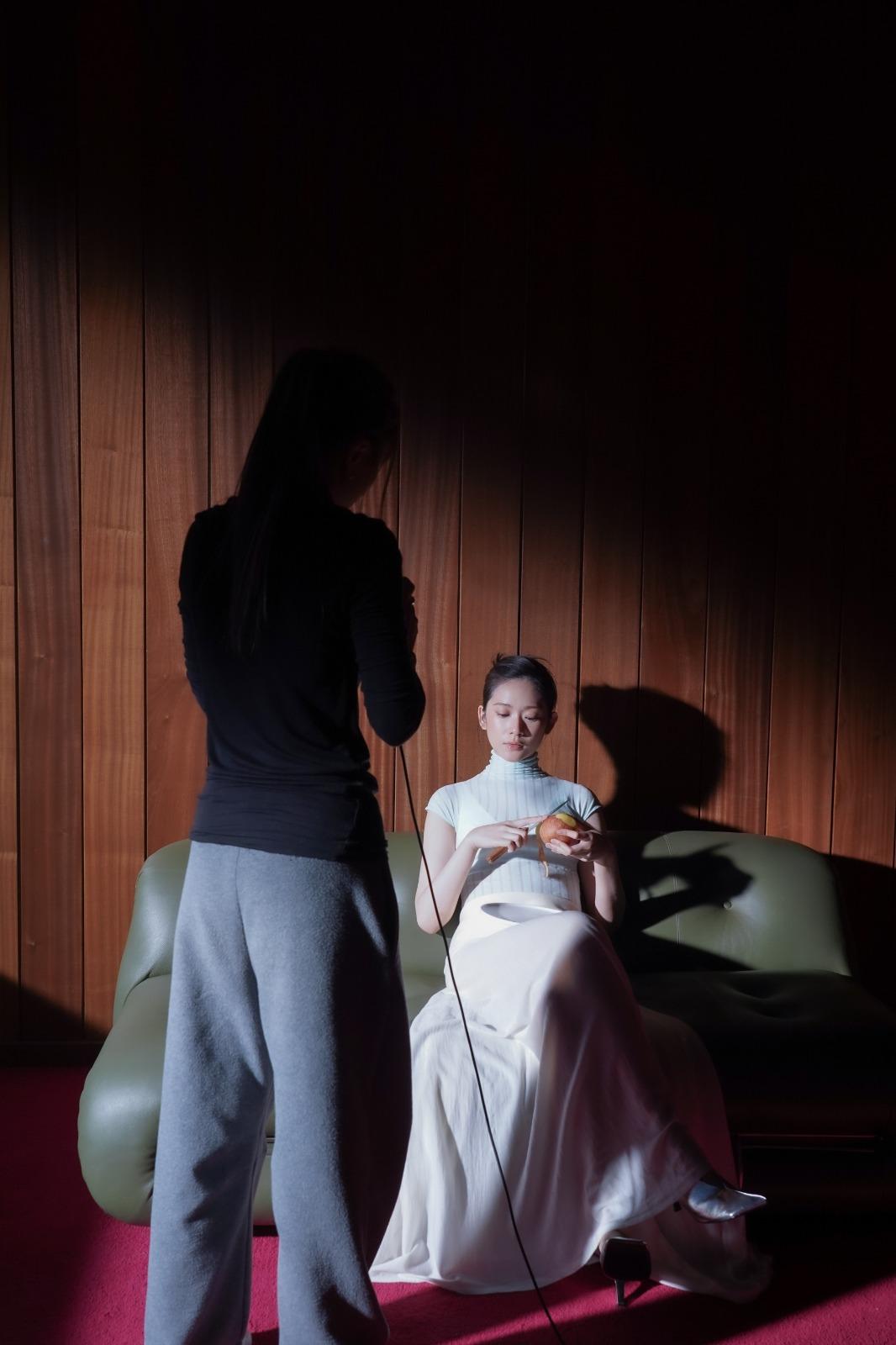 雲浩影為第三張個人專輯影靚相,罕有地性感示人,穿白色貼身長裙,若隱若現。