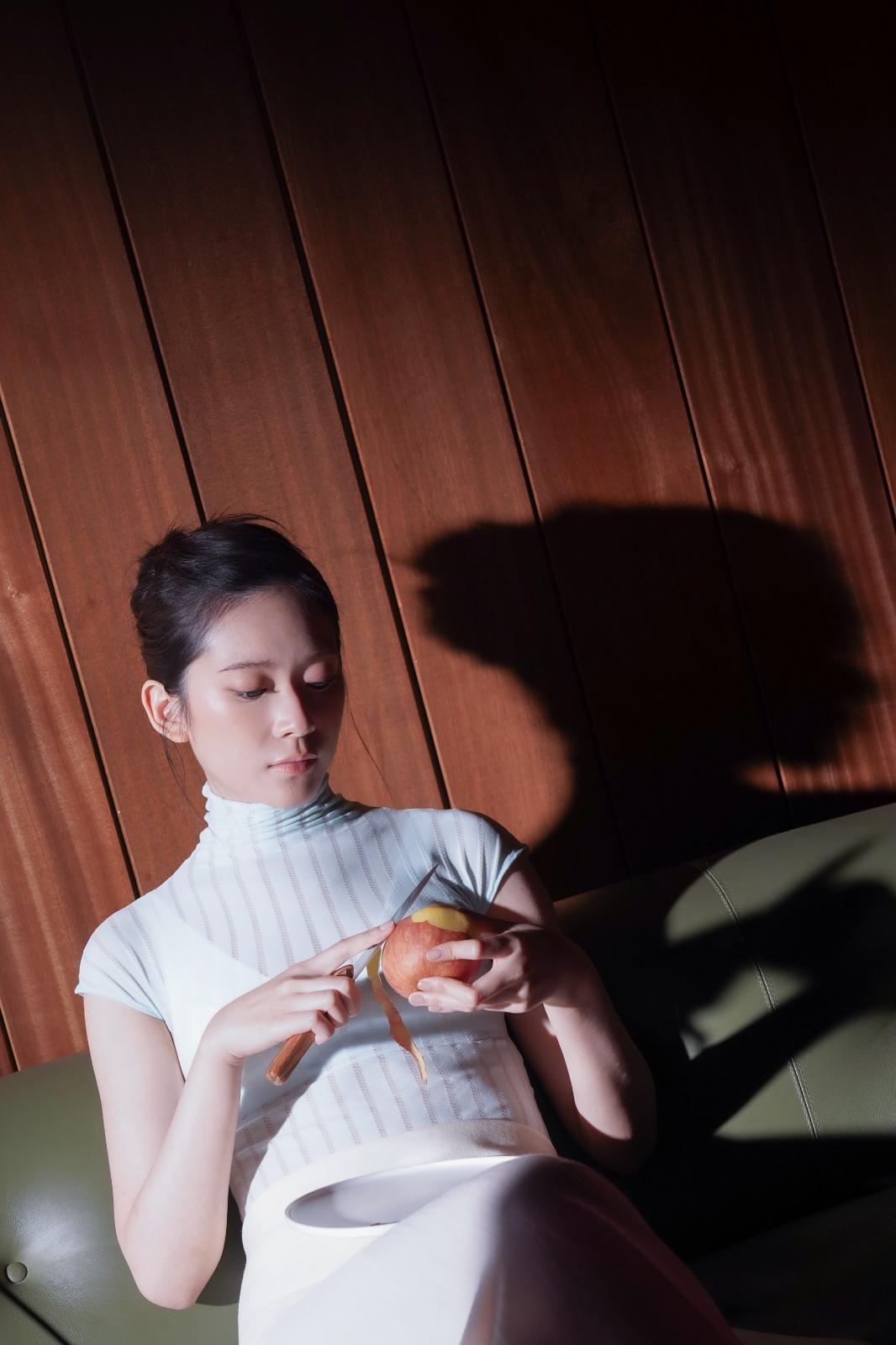 雲浩影為第三張個人專輯影靚相,罕有地性感示人,穿白色貼身長裙,若隱若現。