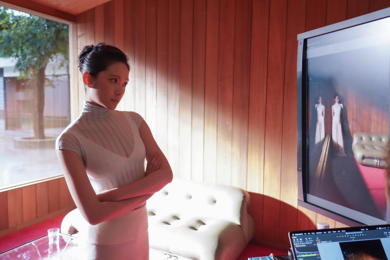 雲浩影為第三張個人專輯影靚相,罕有地性感示人,穿白色貼身長裙,若隱若現。