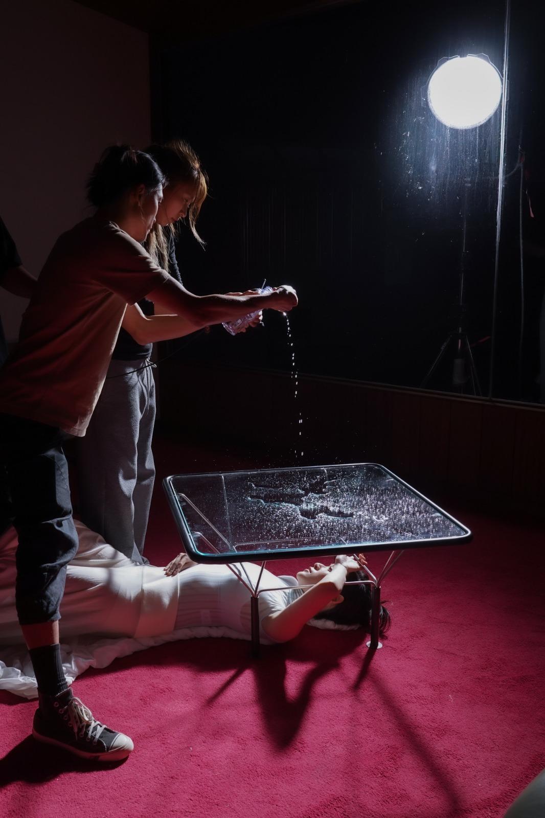 雲浩影瞓在枱底下,為專輯拍靚相。