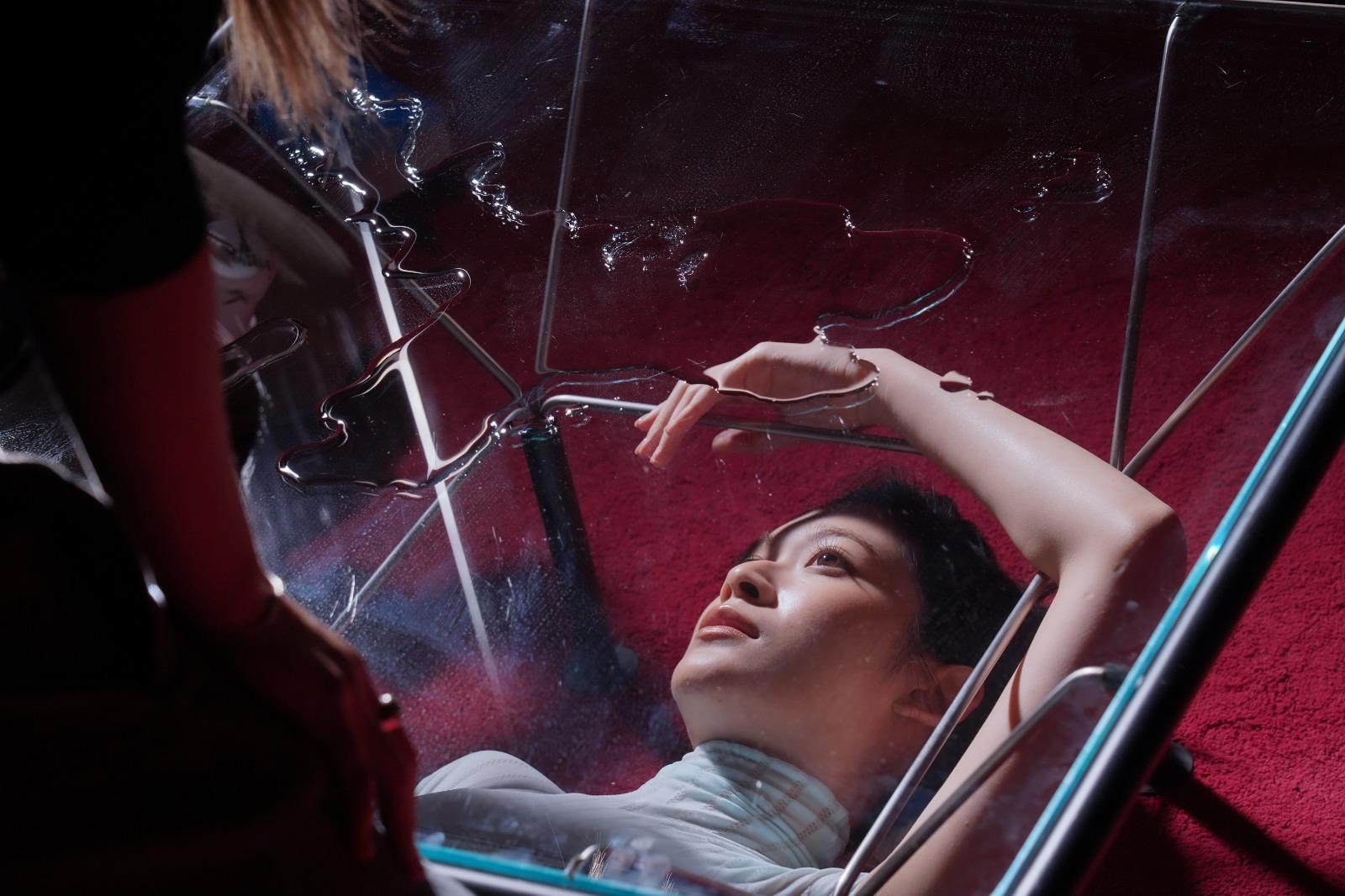 雲浩影瞓在枱底下,為專輯拍靚相。