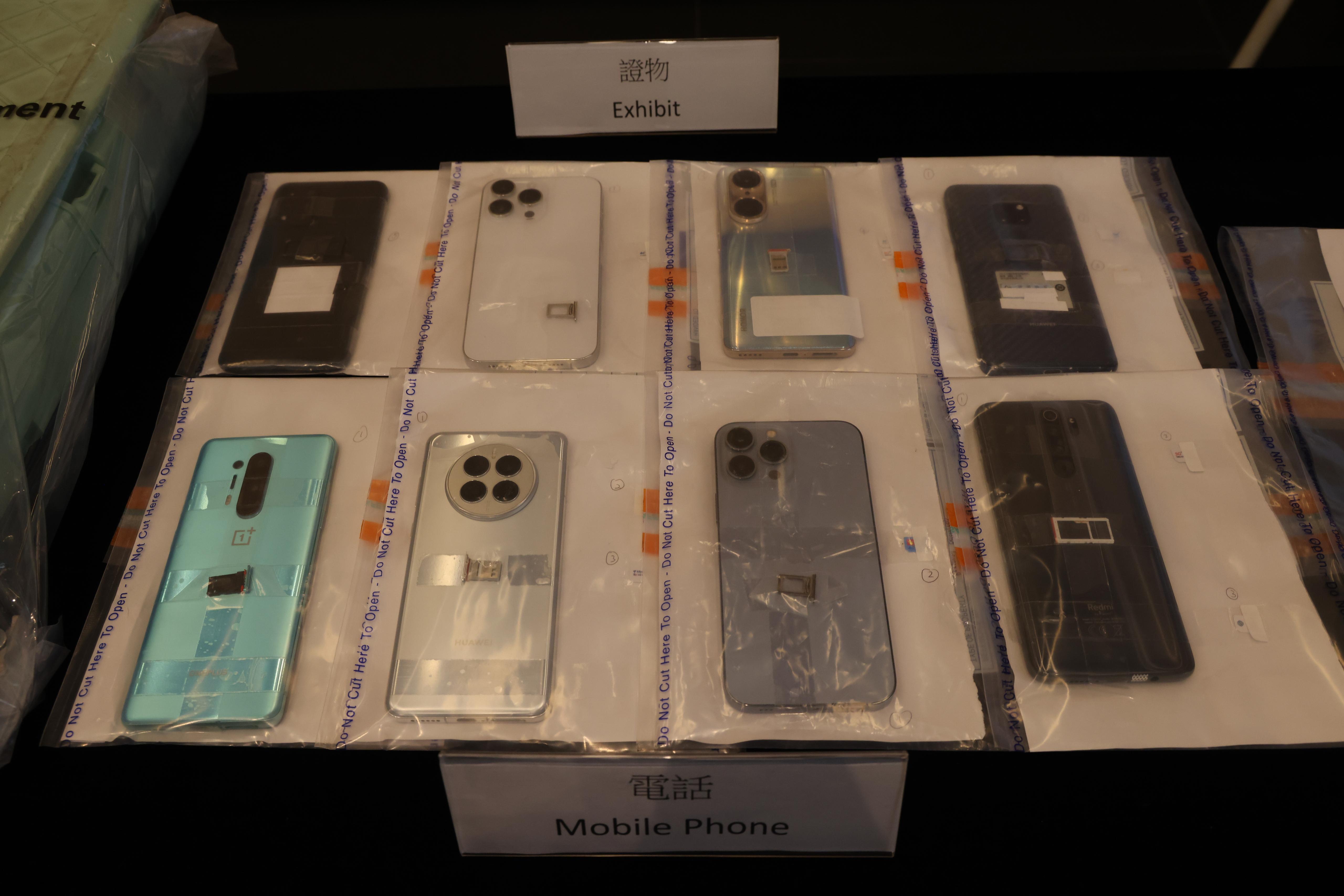 人員檢取被捕人的智能電話、代購貨品及手推車等證物。