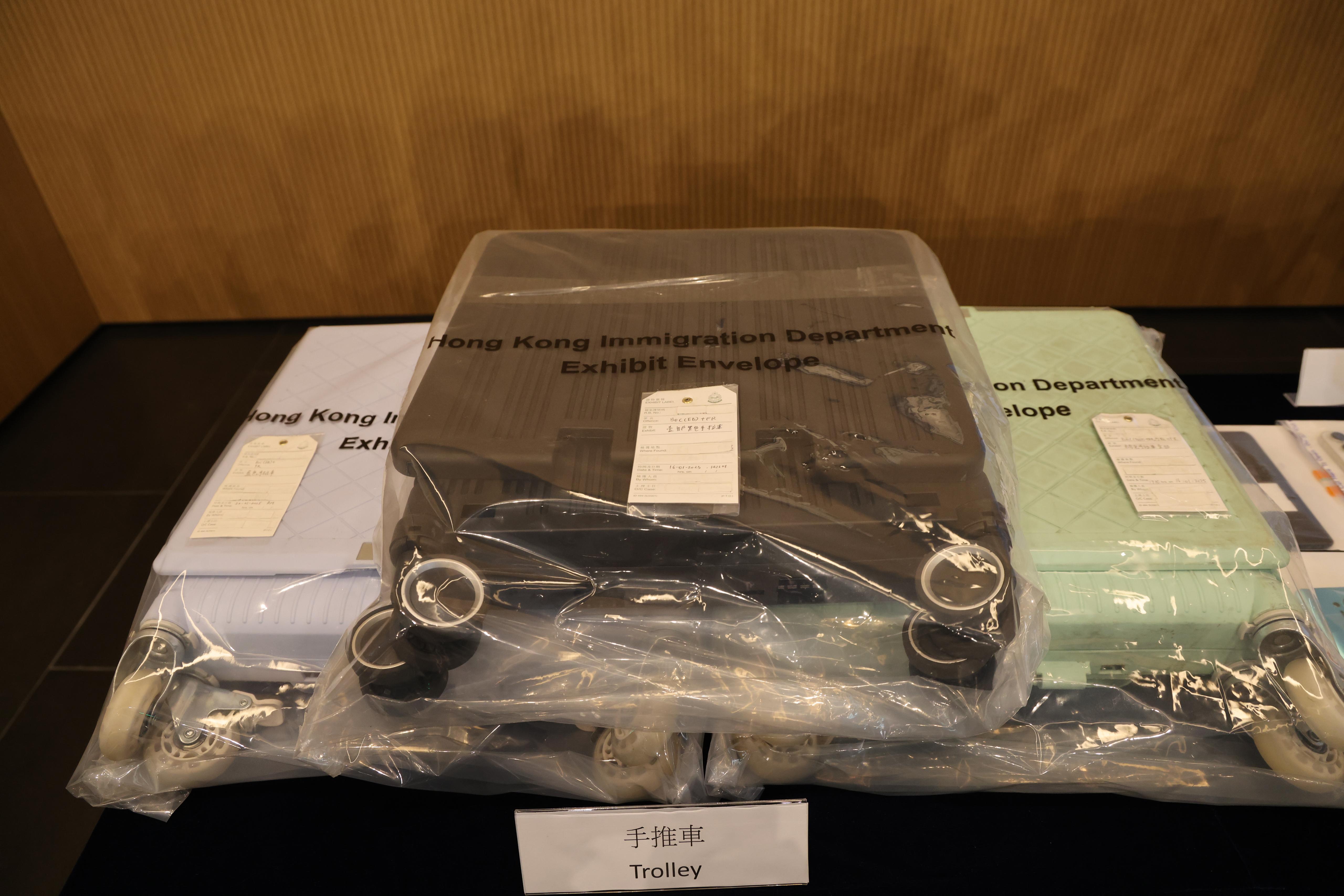 人員檢取被捕人的智能電話、代購貨品及手推車等證物。