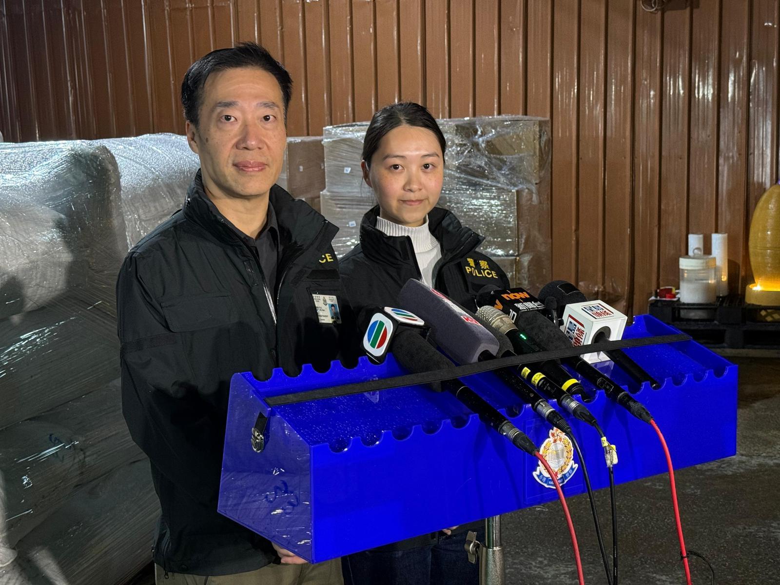 葵青警區署理副指揮官鍾雅倫(左)及情報組督察伍穎欣(右)。