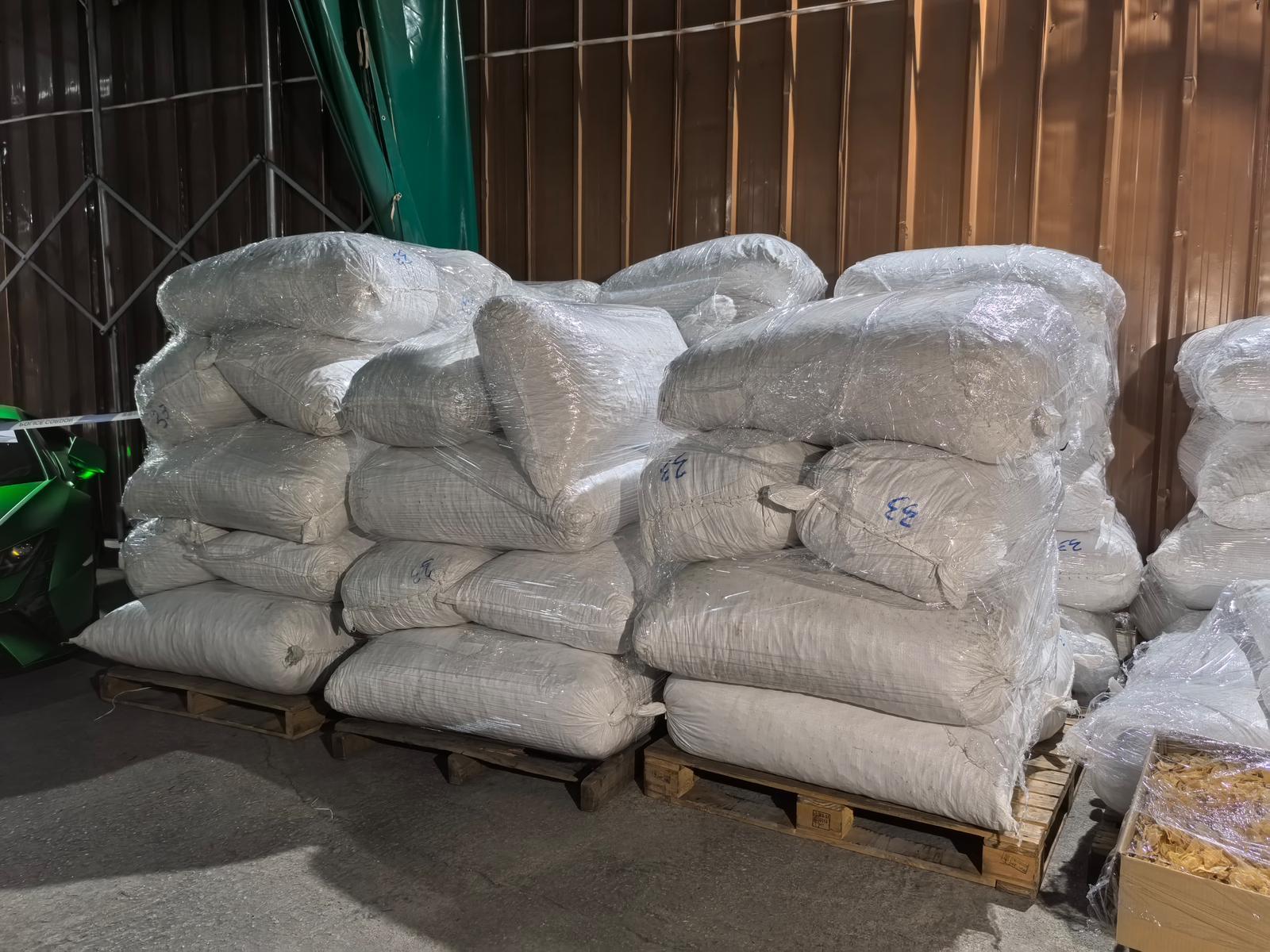 葵涌工廈周日晚失4.7噸花膠 警閃電拘5人 起回3.5噸失物