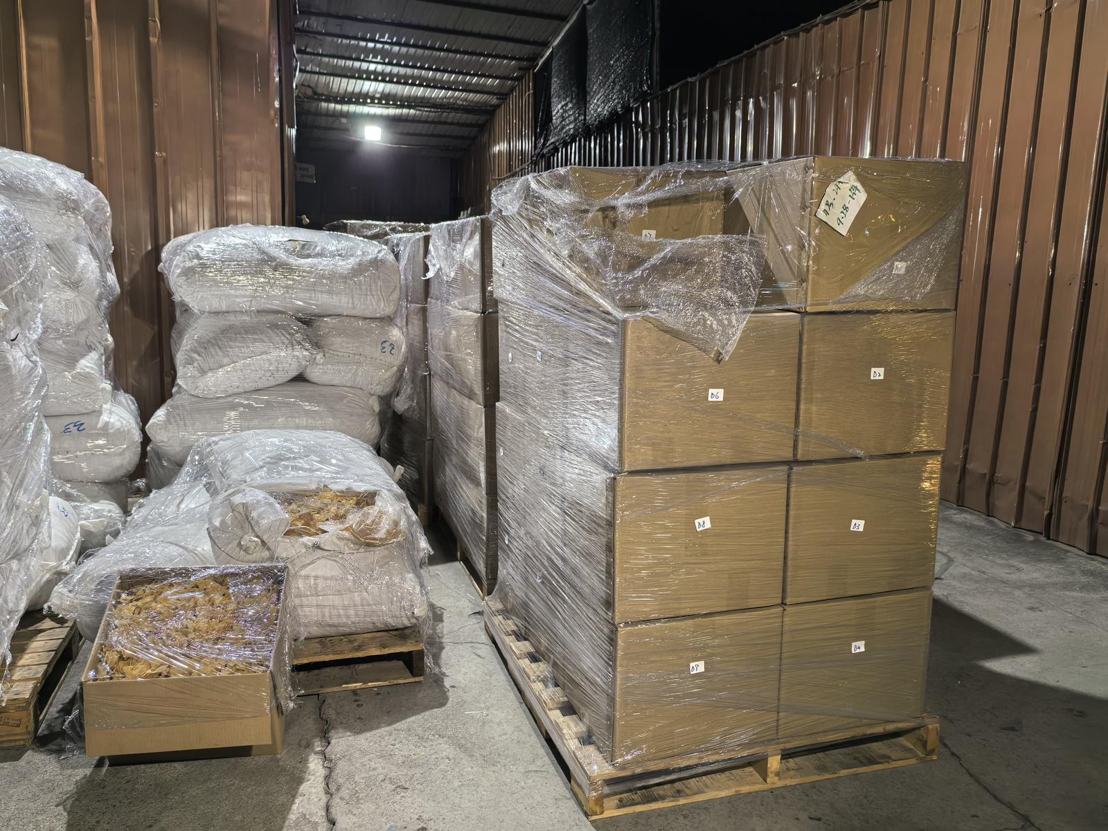 葵涌工廈周日晚失4.7噸花膠 警閃電拘5人 起回3.5噸失物