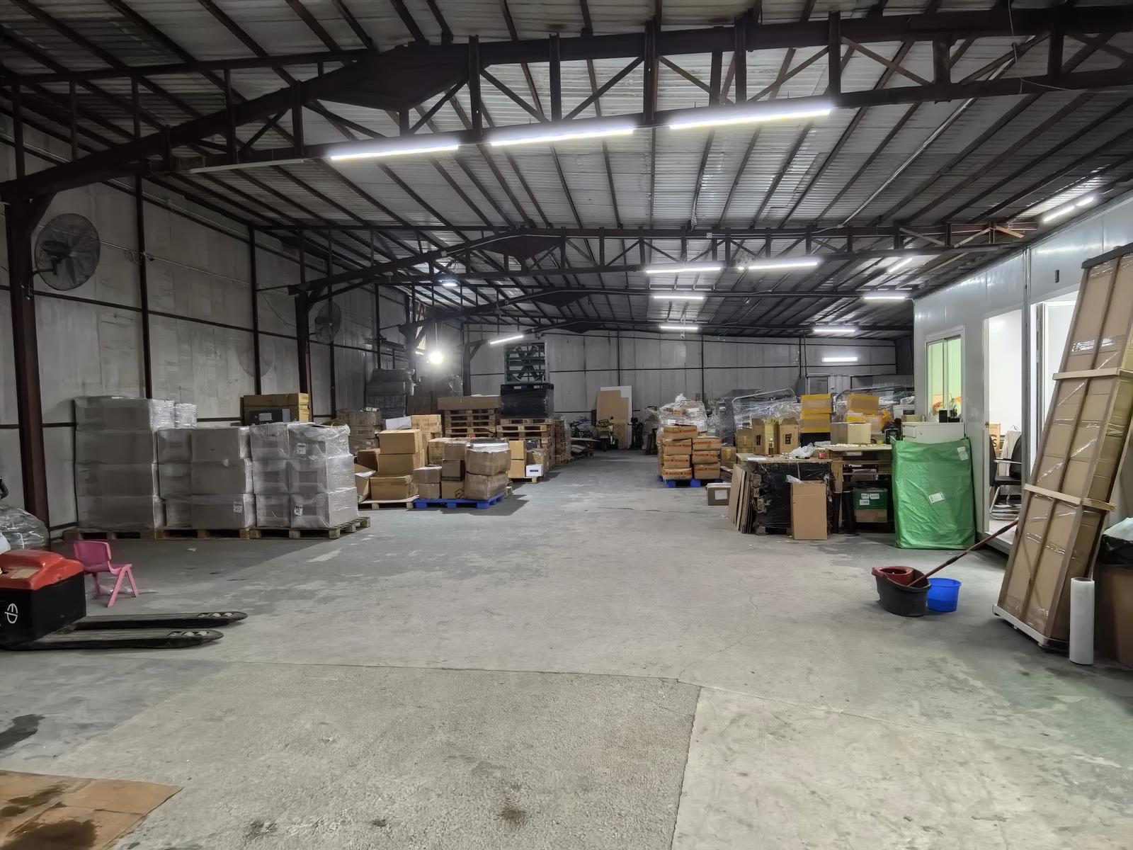 葵涌工廈周日晚失4.7噸花膠 警閃電拘5人 起回3.5噸失物