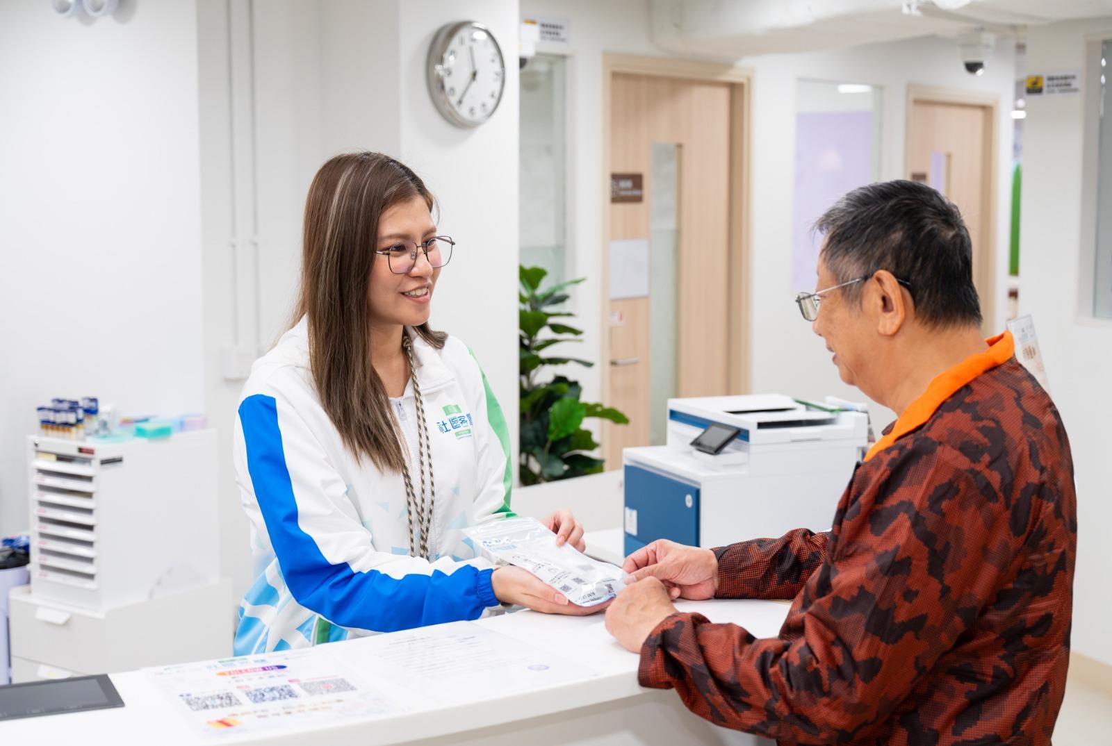 社區客廳會員接受中醫診症後,浸大中醫藥學院臨床部會將藥物送到社區客廳,再由社區客廳職員協助派送。