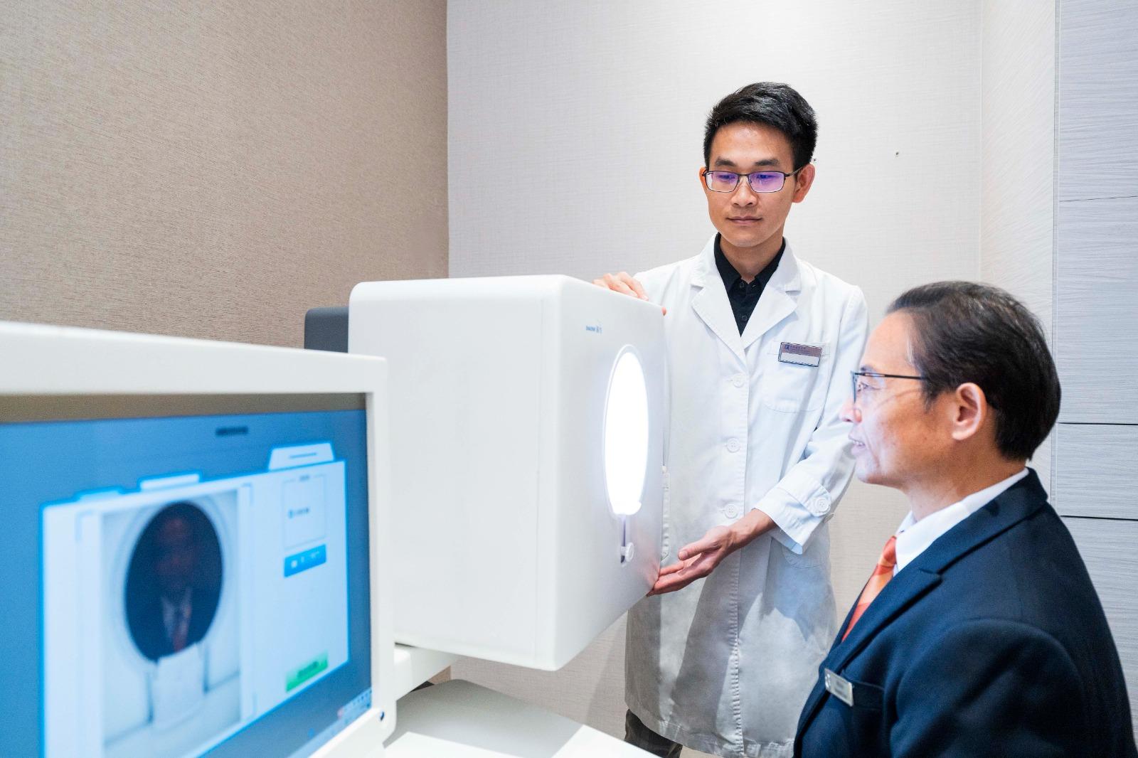 信和集團邀請浸大中醫團隊到集團各區的工作場所,為員工提供免費中醫診症、四診儀檢查及中醫健康講座,照顧更多前線員工的需要。