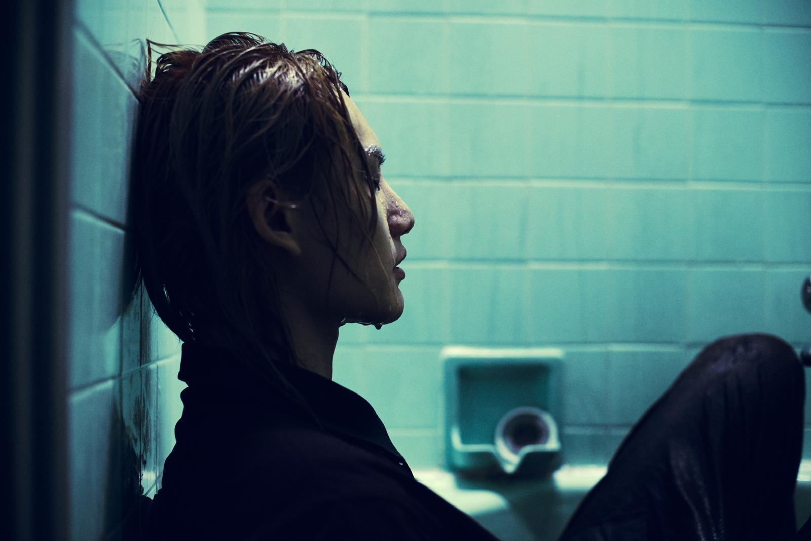 李駿傑Jeremy為新歌《活》MV出浴,一場「低窪浸浴戲」吸引不少同事圍觀。