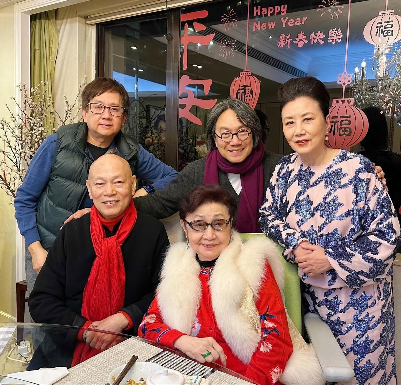 向來尊敬長輩的阿姐與家英哥、倫永亮和陳善之到白雪仙家中拜年。