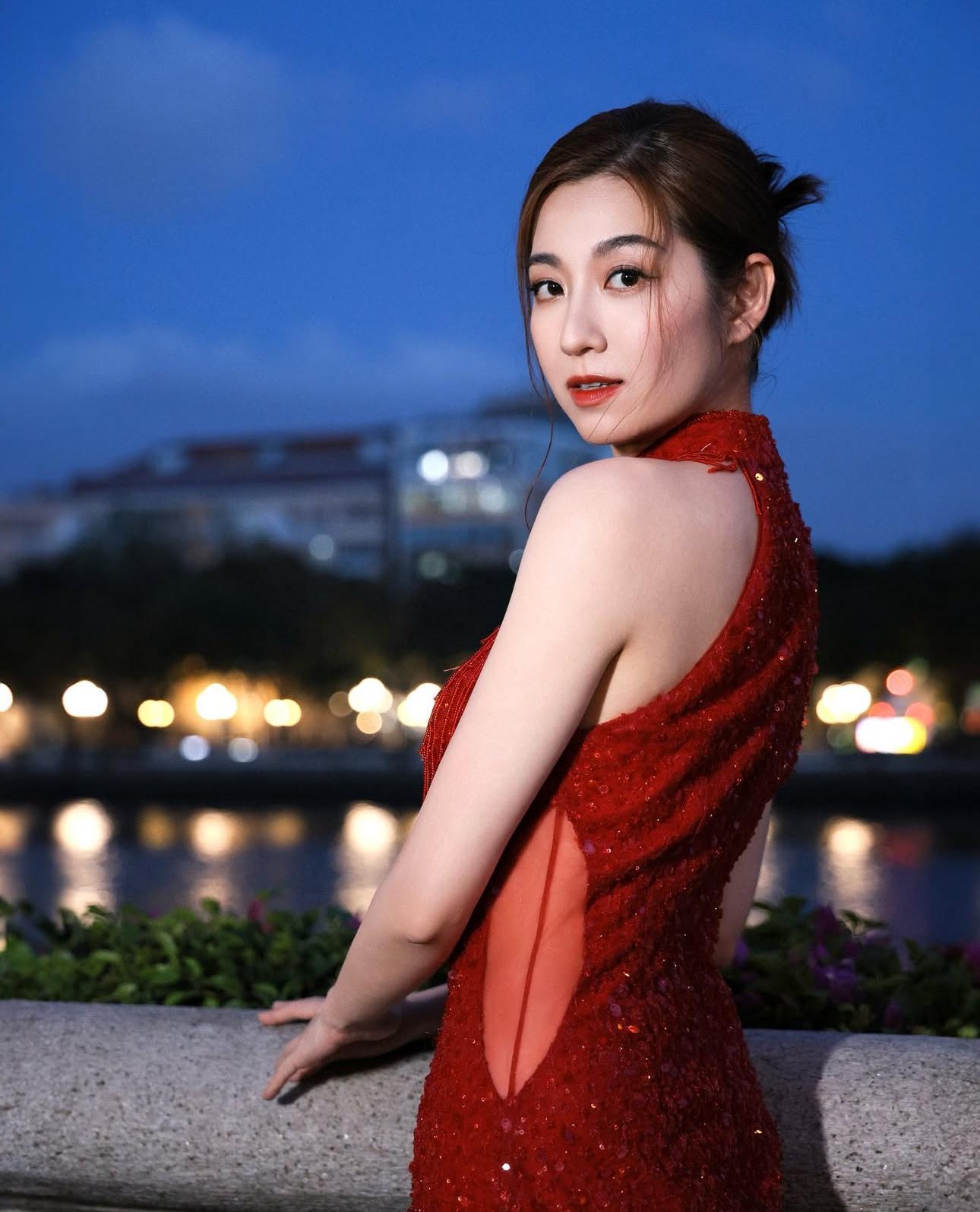 陳自瑤大曬白滑香肩。