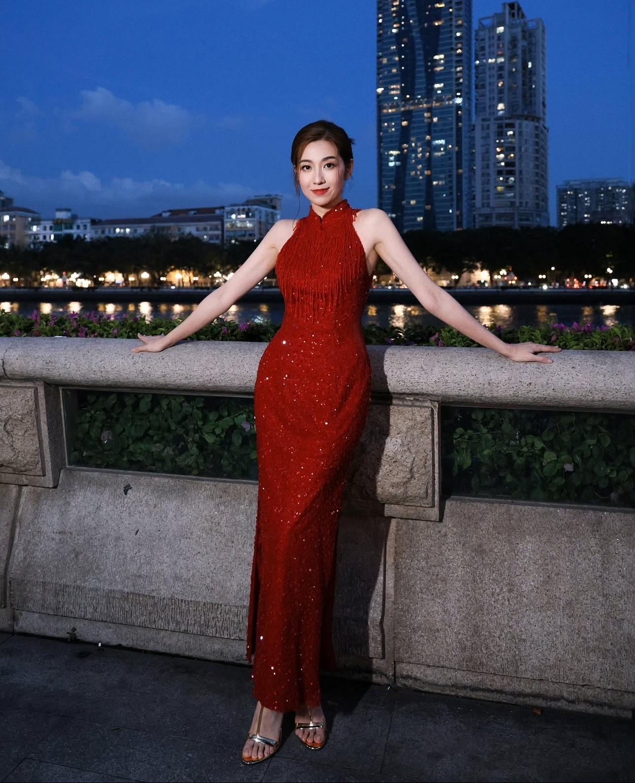 陳自瑤身穿火紅色旗袍向粉絲拜年。