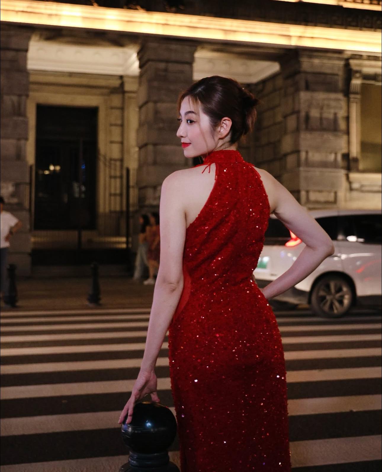 陳自瑤大曬白滑香肩。