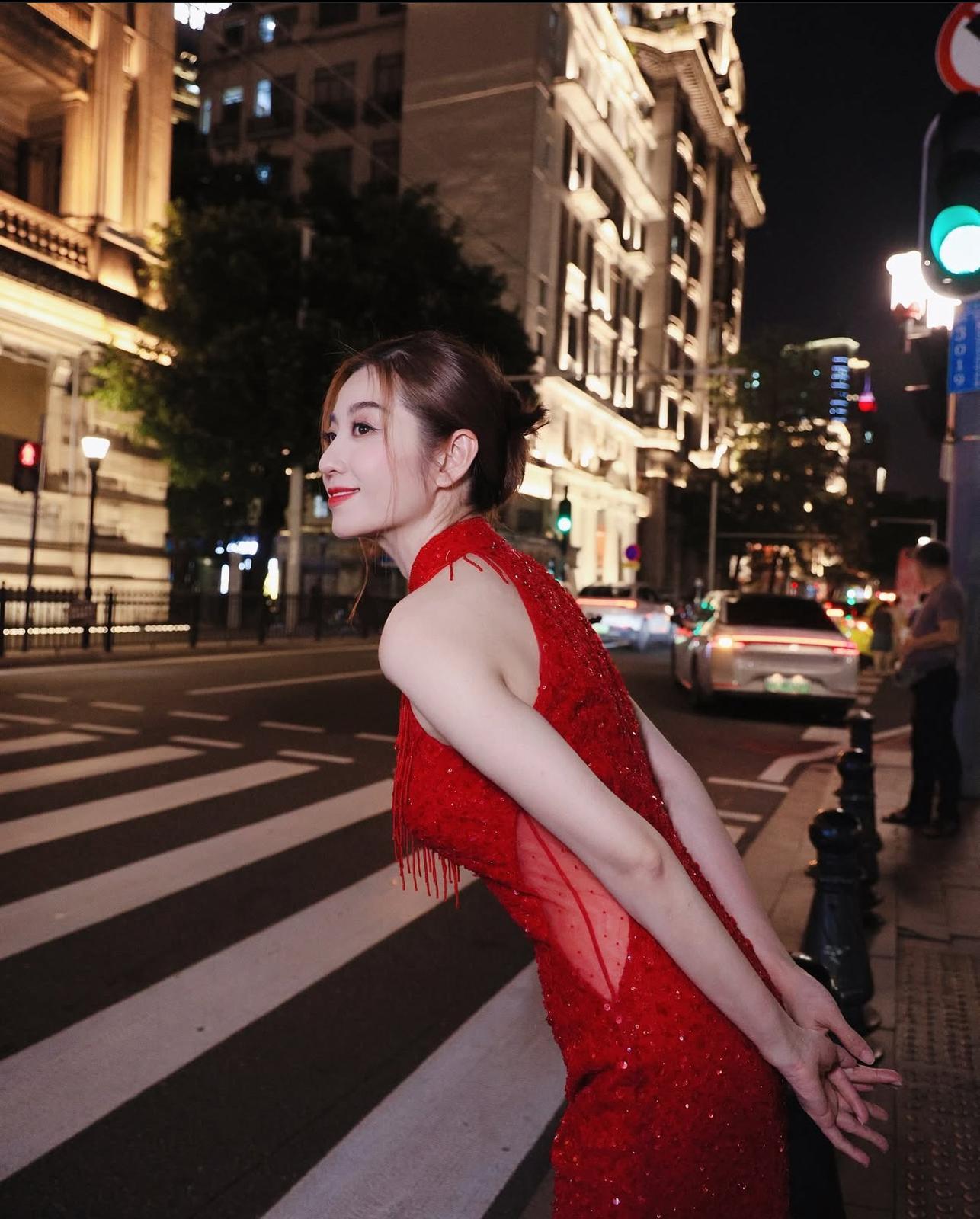 陳自瑤大曬白滑香肩。