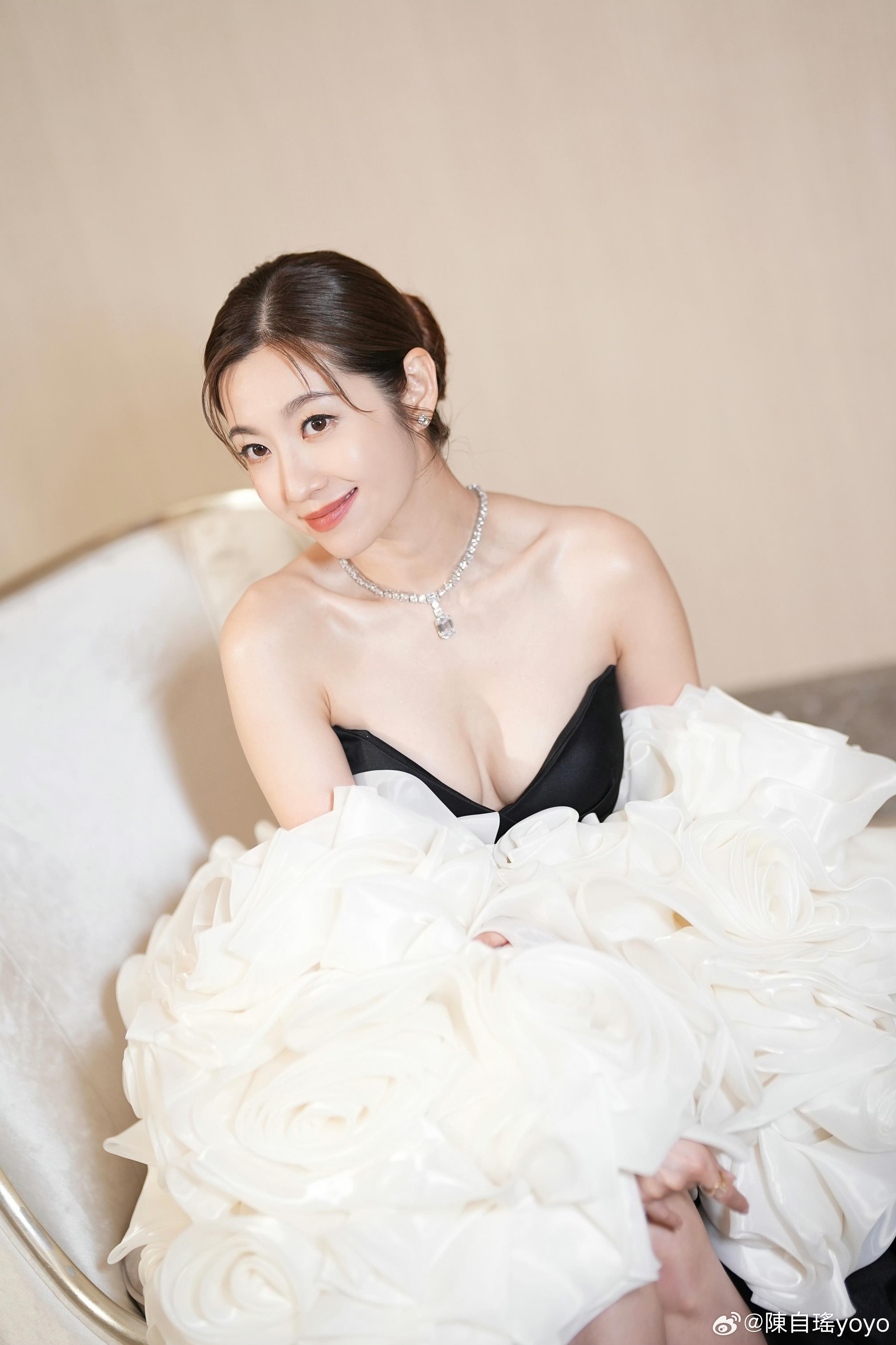 陳自瑤貼出頒獎禮當晚的靚相,大晒fit爆身材。