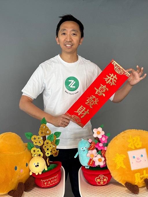 ZA Bank 替任行政總裁冼迪雲聯同其他管理層,將透過 ZA Bank App 全新推出的「群組利是」功能,向同事派發「撞手神利是」。(ZA Bank提供)