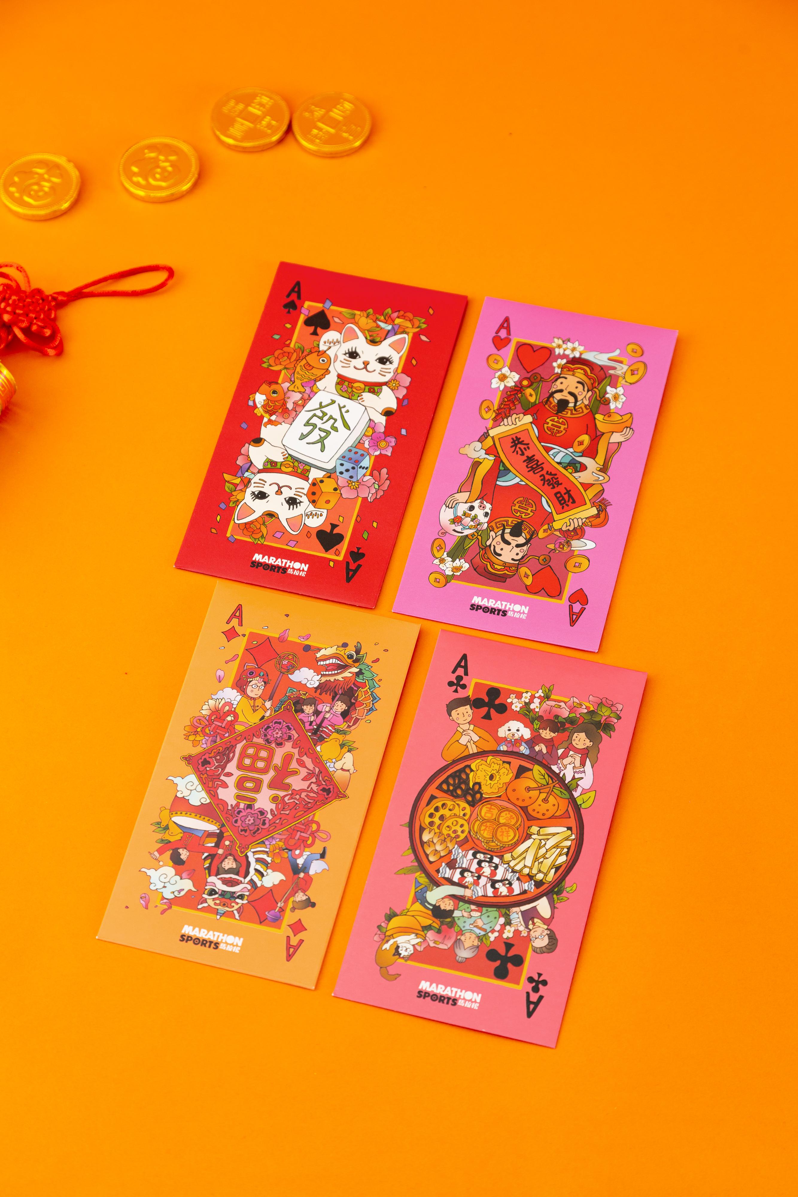 購物滿$688,即送【Marathon Sports馬拉松 x Vivian Ho】或【GigaSports x Vivian Ho】利是封。(Marathon Sports馬拉松:一套4款、GigaSports:一套1款)