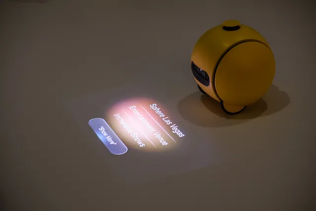 Ballie 可以根據需求,將資訊投影到地面或牆壁上,例如顯示附近景點的資訊和路線,甚至播放電影。